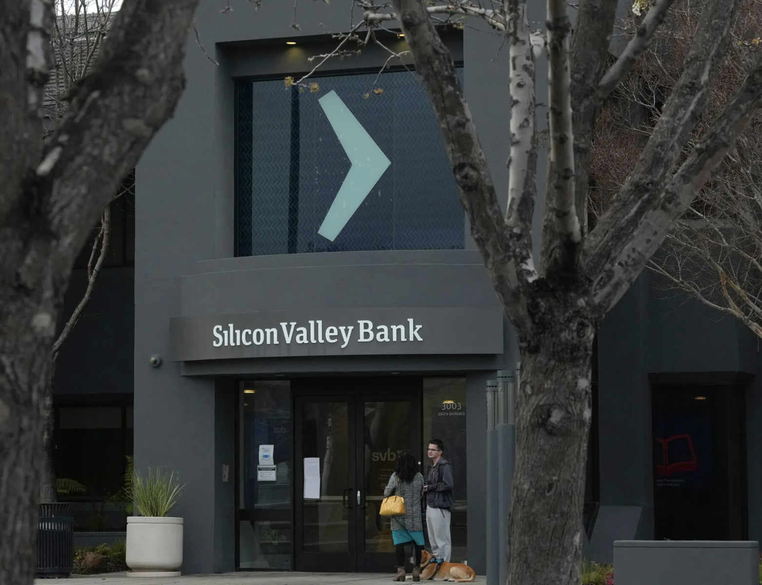 Ba bài học từ sự sụp đổ của Ngân hàng Thung lũng Silicon - Ảnh 1.