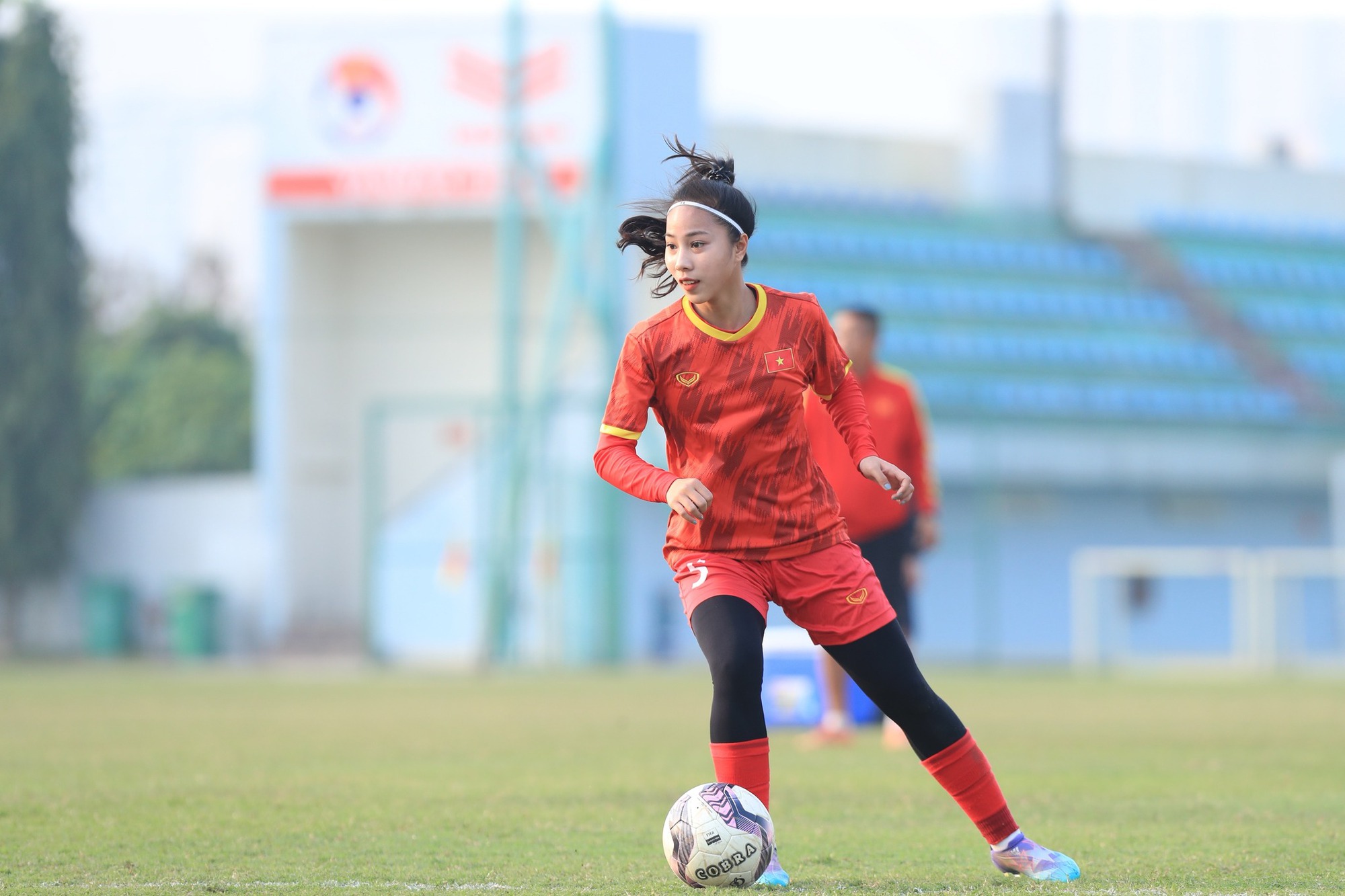 Nhan sắc đời thường &quot;chim sa cá lặn&quot; của đội trưởng U20 nữ Việt Nam - Ảnh 3.