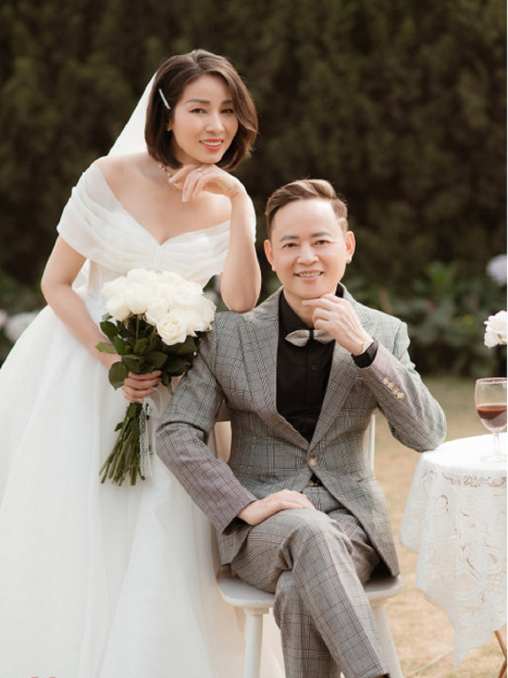 Diễn viên Tùng Dương hạnh phúc chụp ảnh cưới cùng vợ thứ 4 và các con gái - Ảnh 1.