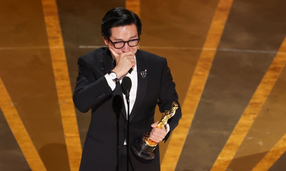 Diễn viên gốc Việt Quan Kế Huy bật khóc khi thắng giải Oscar 2023 - Ảnh 1.