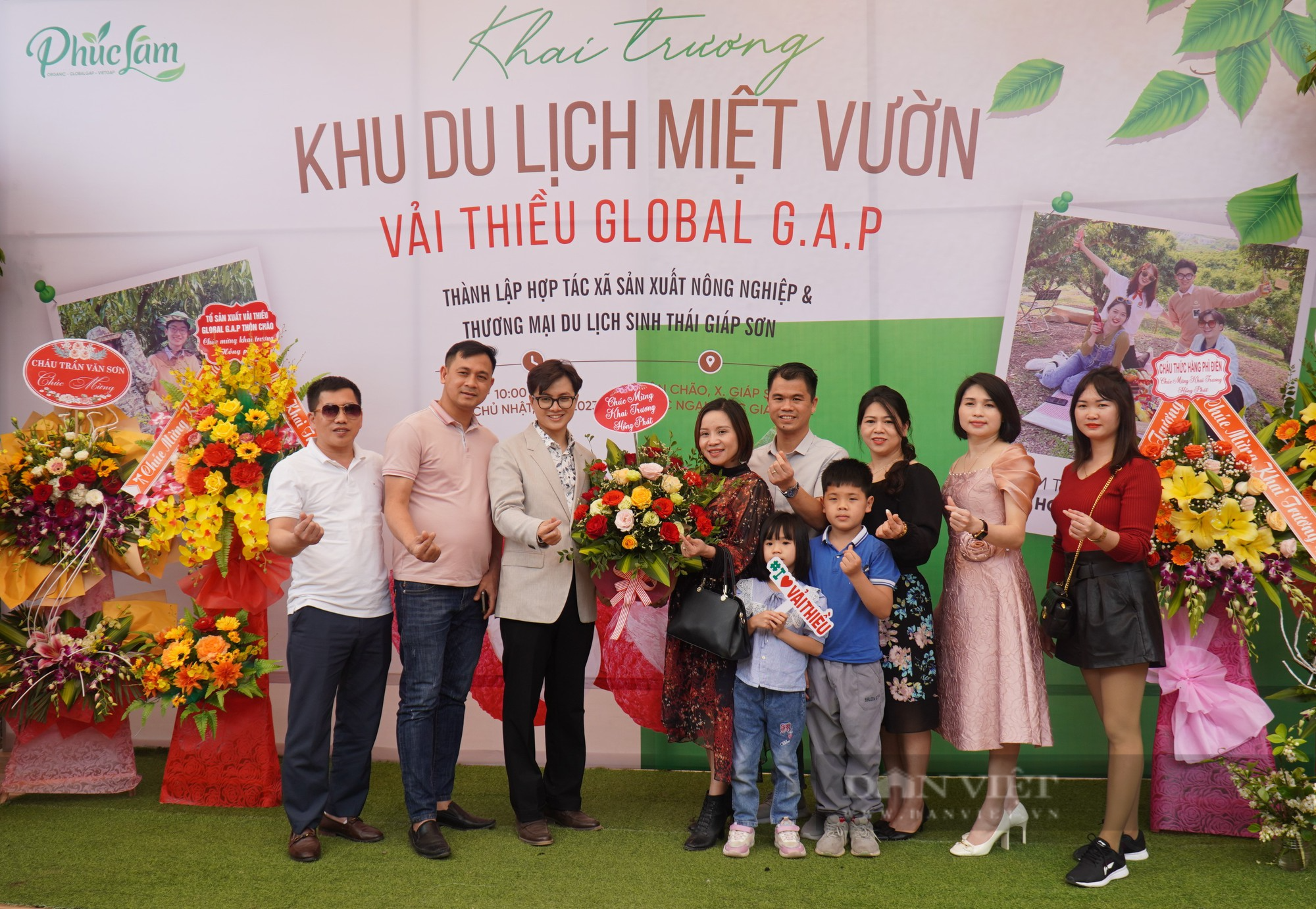 Trải nghiệm vườn vải thiều Global GAP đang nở rộ hoa, du khách thích thú chọn cây để đóng cọc sở hữu - Ảnh 1.