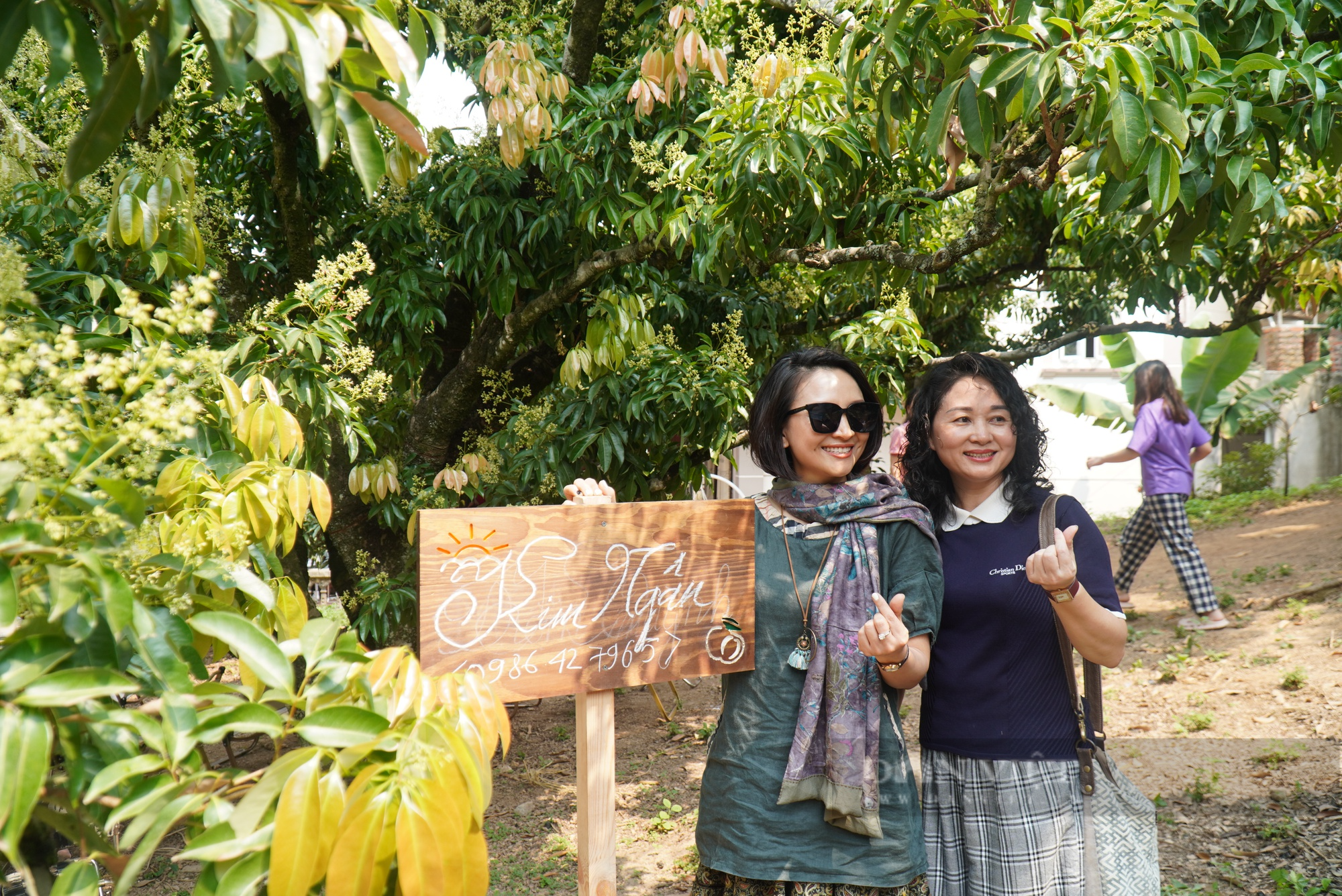 Trải nghiệm vườn vải thiều Global GAP đang nở rộ hoa, du khách thích thú chọn cây để đóng cọc sở hữu - Ảnh 6.