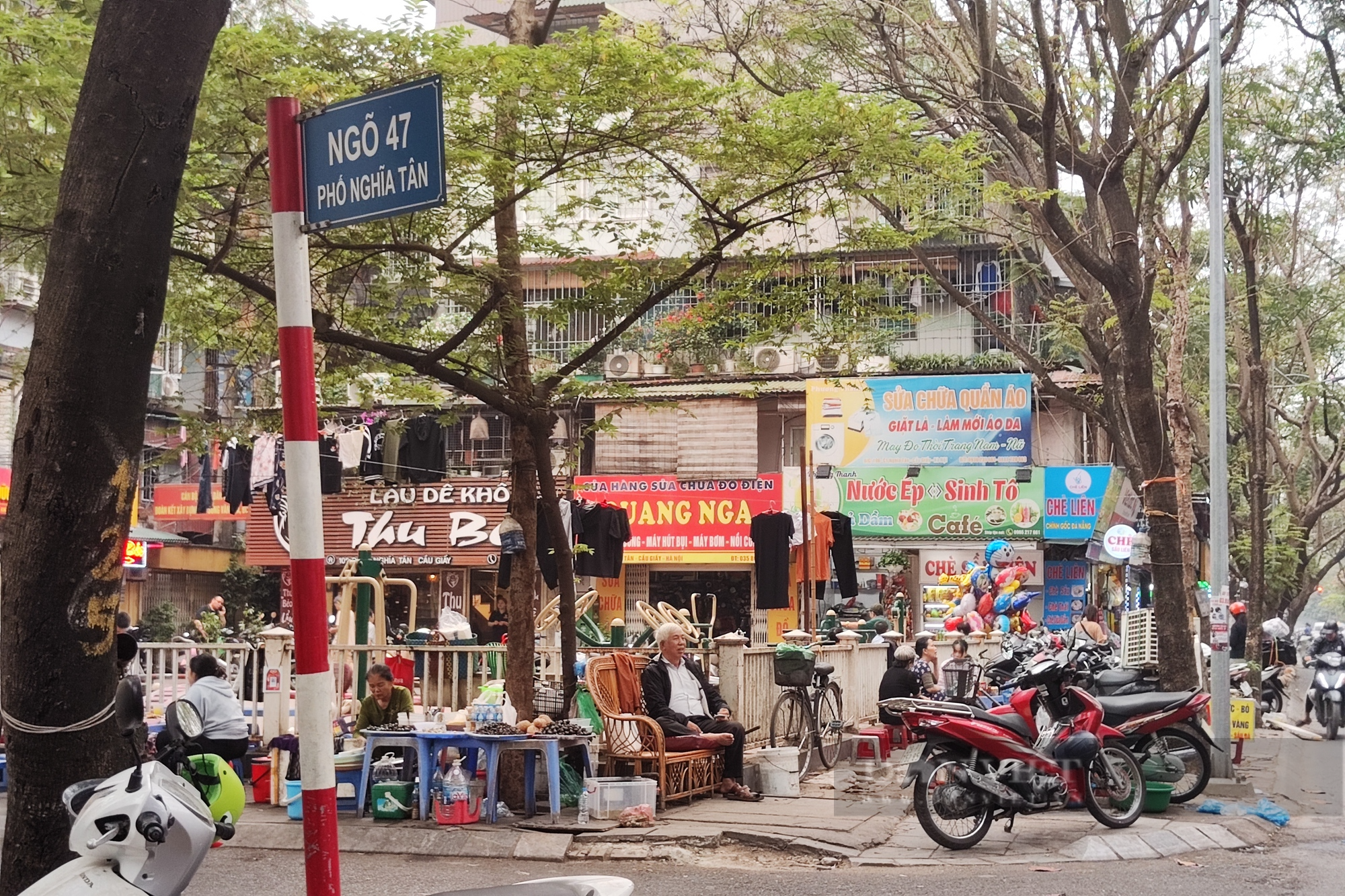 Quận Cầu Giấy: Vỉa hè nhìn ra sao giữa tâm điểm giành lại cho người đi bộ - Ảnh 1.