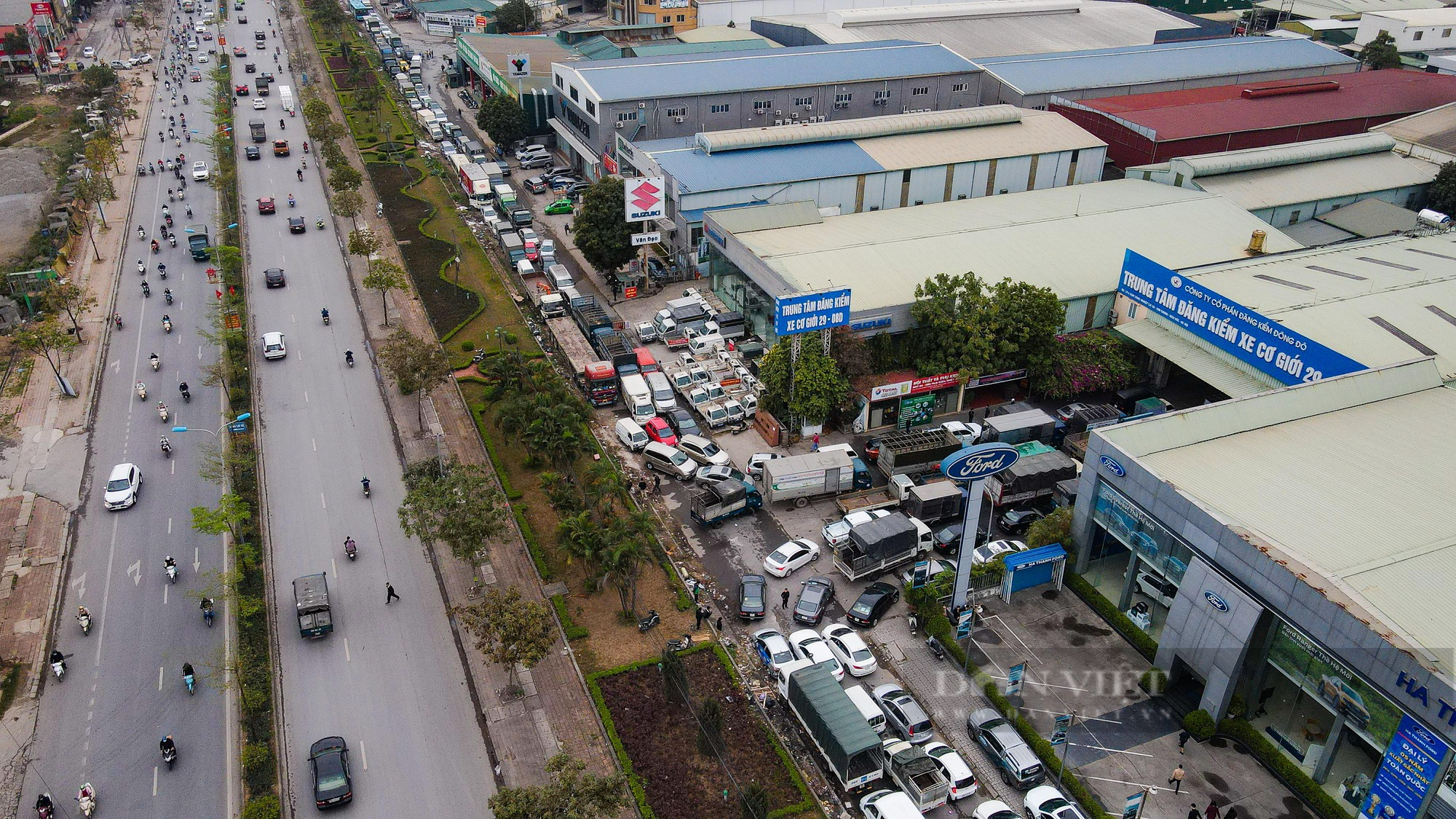 Hàng trăm xe nối đuôi vào trung tâm đăng kiểm trước khi bị khám xét - Ảnh 1.