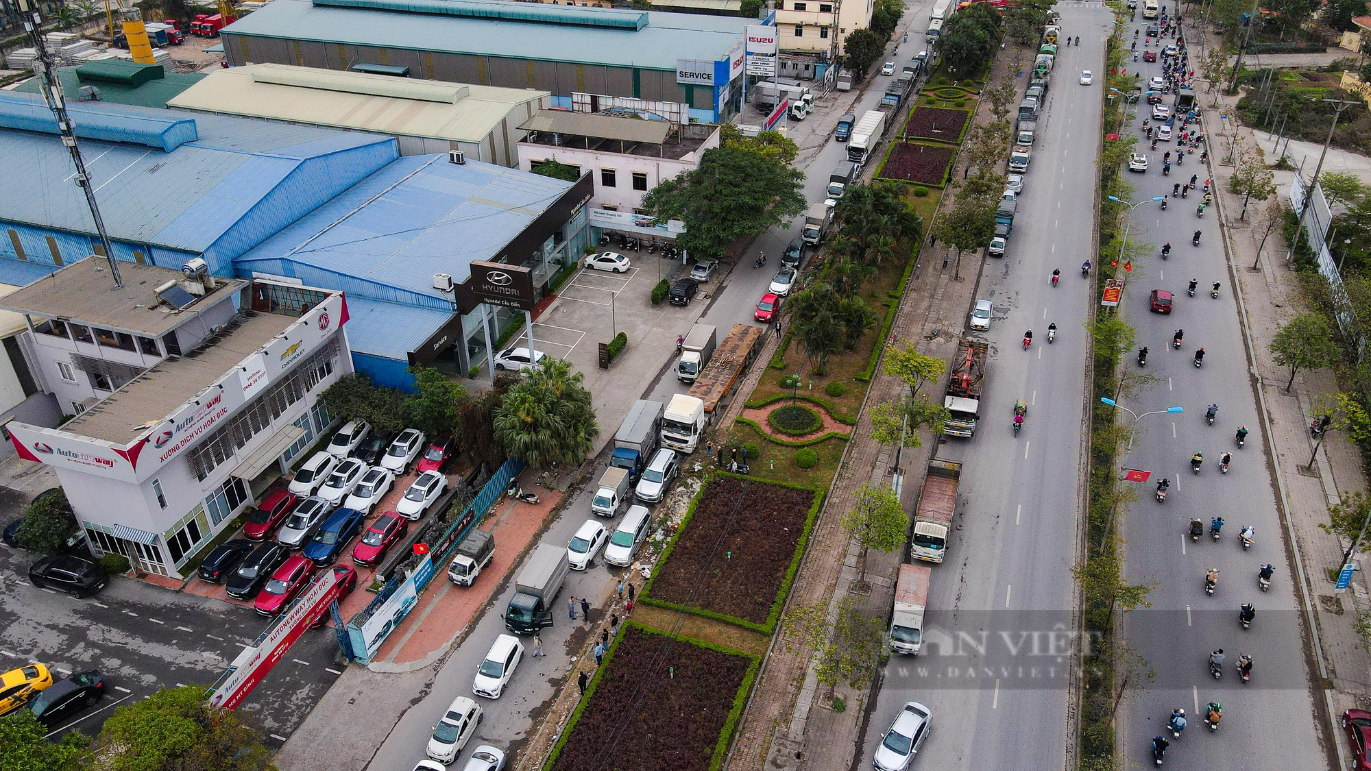 Hàng trăm xe nối đuôi vào trung tâm đăng kiểm trước khi bị khám xét - Ảnh 8.