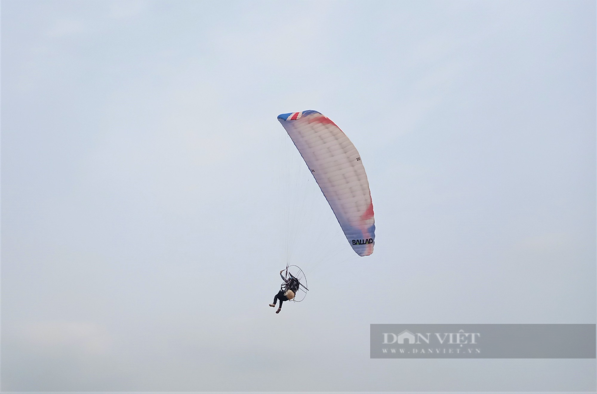 Du khách hồi hộp, thích thú trải nghiệm bay dù lượn trên bầu trời Chí Linh - Ảnh 10.