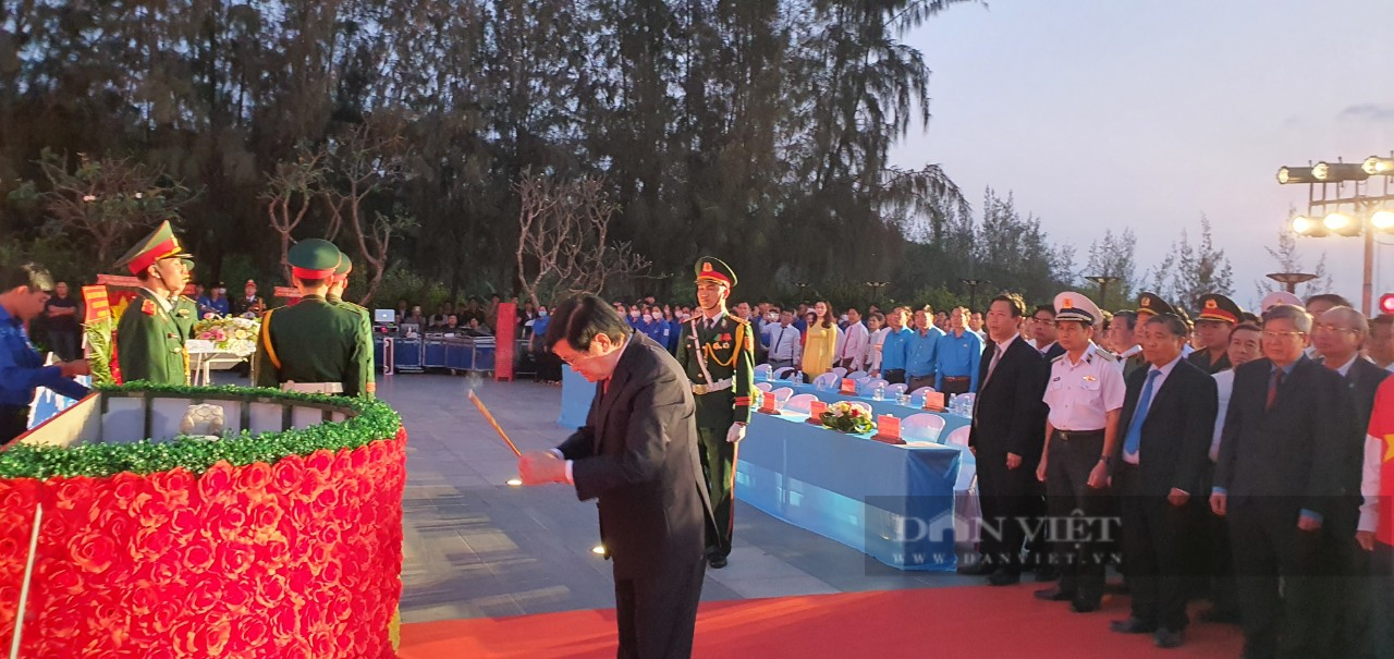 Cận cảnh: Nguyên Chủ tịch nước Trương Tấn Sang dâng hương tại khu tưởng niệm Gạc Ma - Ảnh 1.