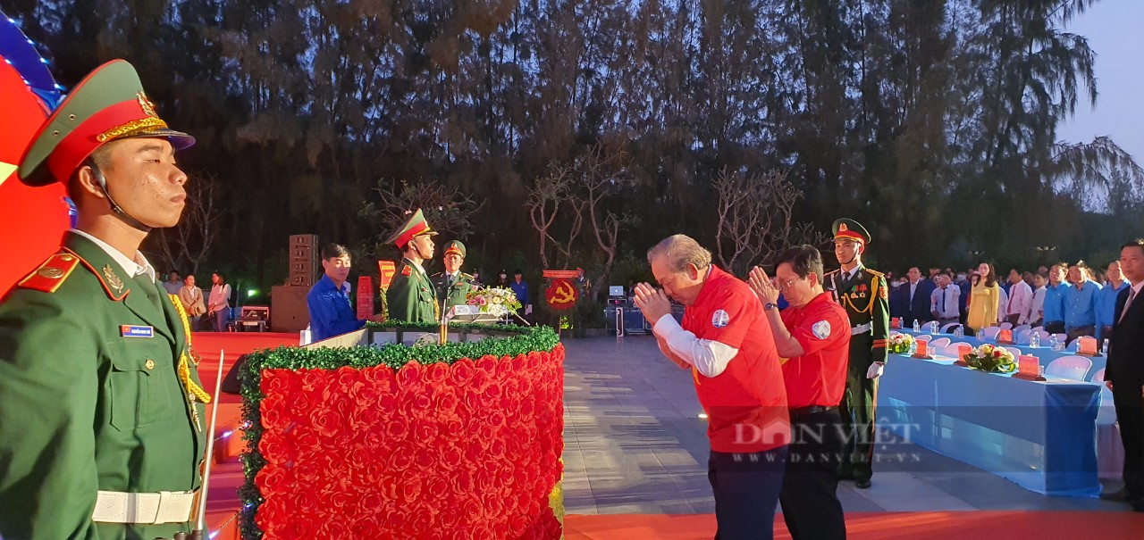 Cận cảnh: Nguyên Chủ tịch nước Trương Tấn Sang dâng hương tại khu tưởng niệm Gạc Ma - Ảnh 2.