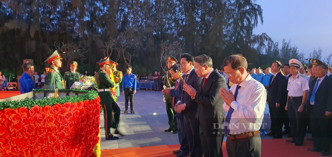 Cận cảnh: Nguyên Chủ tịch nước Trương Tấn Sang dâng hương tại khu tưởng niệm Gạc Ma - Ảnh 3.