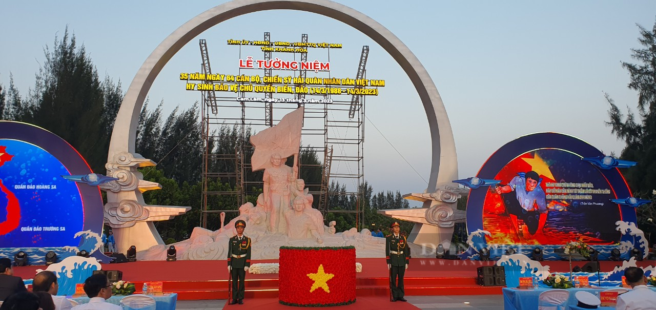 Cận cảnh: Nguyên Chủ tịch nước Trương Tấn Sang dâng hương tại khu tưởng niệm Gạc Ma - Ảnh 6.
