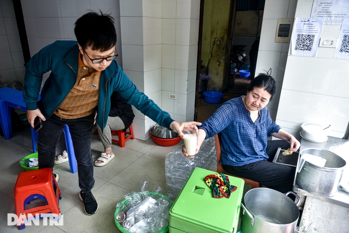 Quán bánh bao vuông lạ mắt 33 năm tuổi, khách xếp hàng chờ mua ở Hà Nội - Ảnh 5.