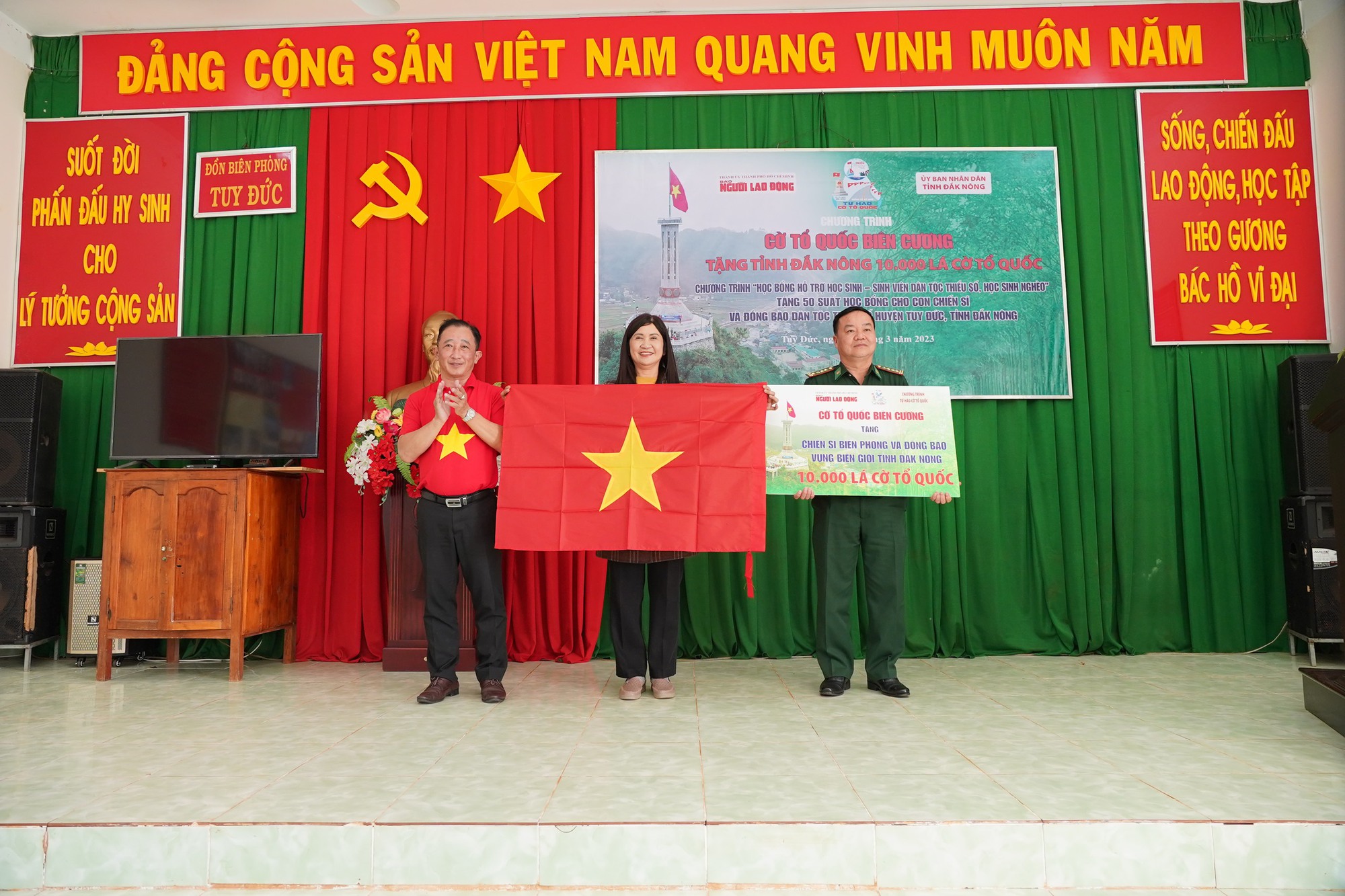 Trao tặng 10.000 lá cờ Tổ quốc cho vùng biên giới ở tỉnh Đắk Nông - Ảnh 1.