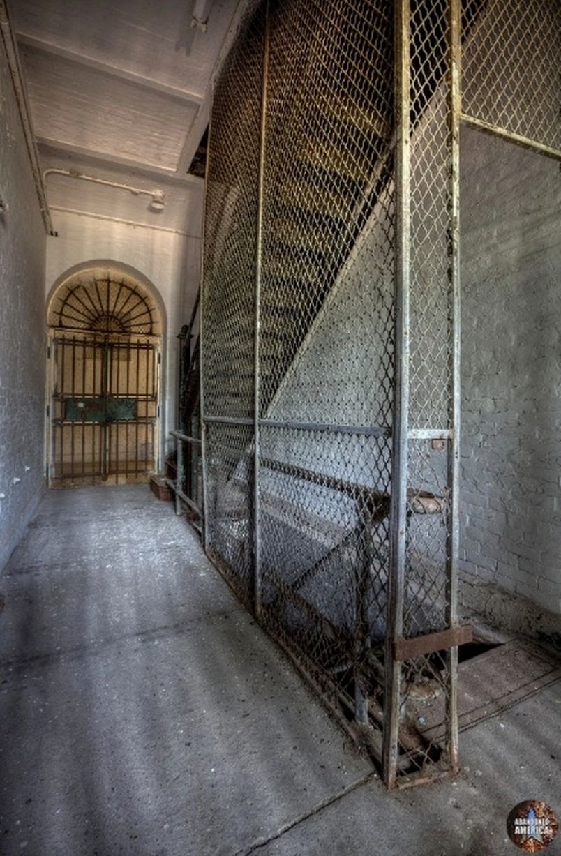 Rợn người nhà tù bỏ hoang từng là nơi tù nhân bị tra tấn, hãm hiếp, trở thành công cụ thí nghiệm - Ảnh 3.