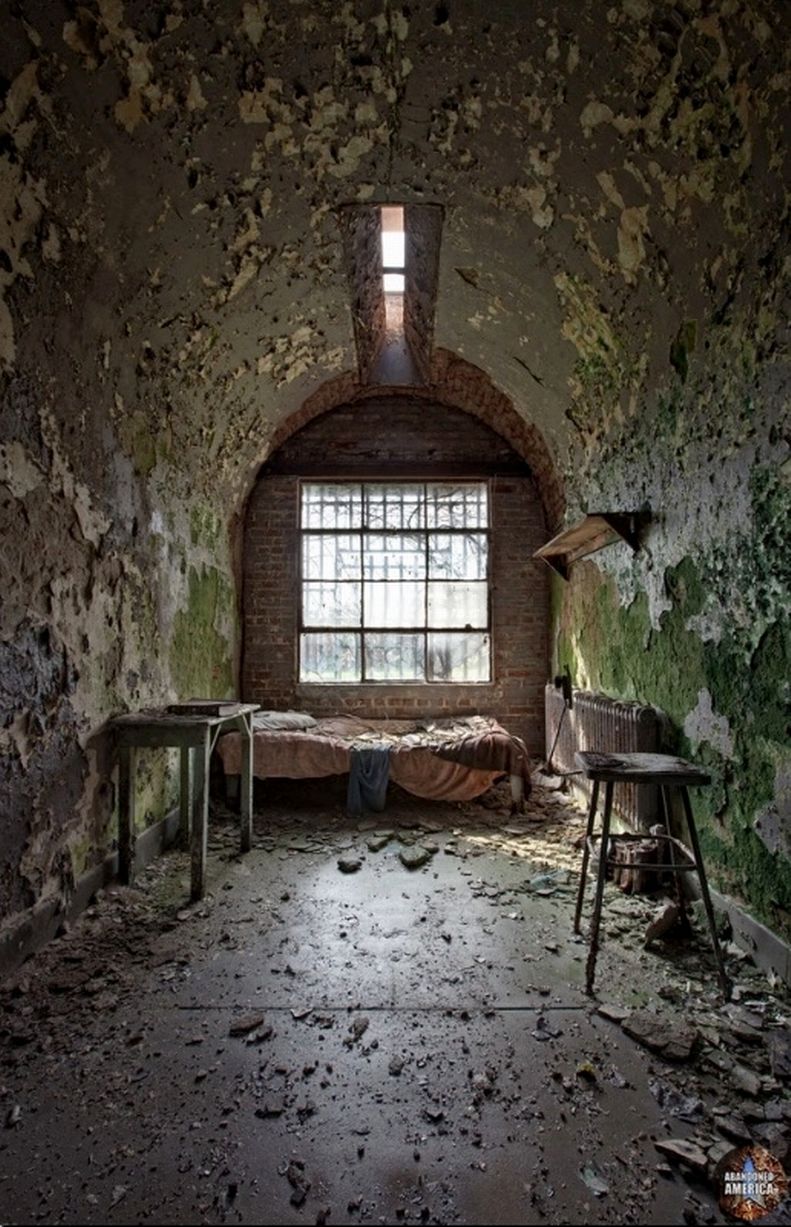 Rợn người nhà tù bỏ hoang từng là nơi tù nhân bị tra tấn, hãm hiếp, trở thành công cụ thí nghiệm - Ảnh 7.