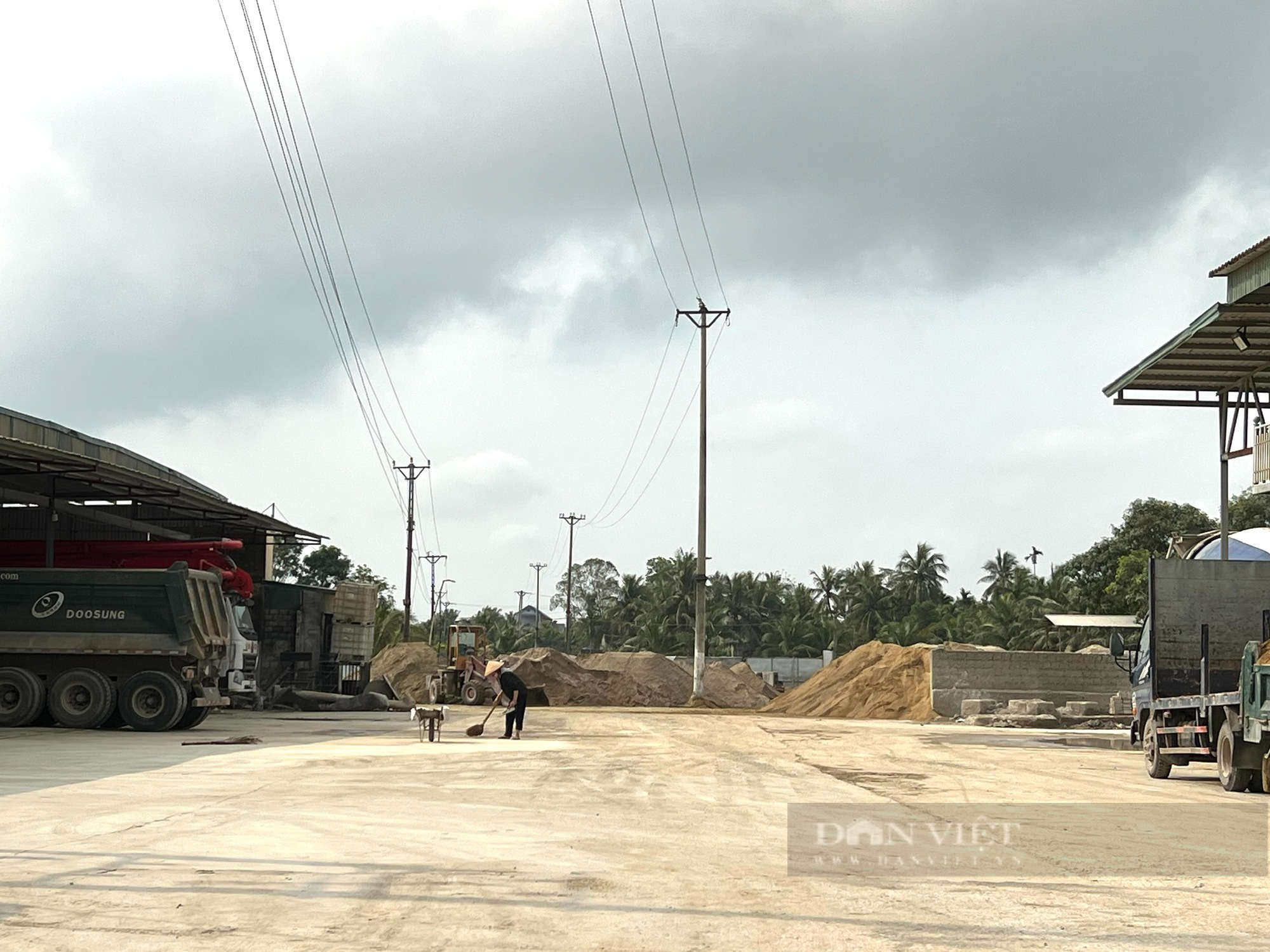 Sau phản ánh của Báo điện tử Dân Việt, huyện Hoằng Hoá đã xử lý dứt điểm và di dời trạm bê tông không phép - Ảnh 1.