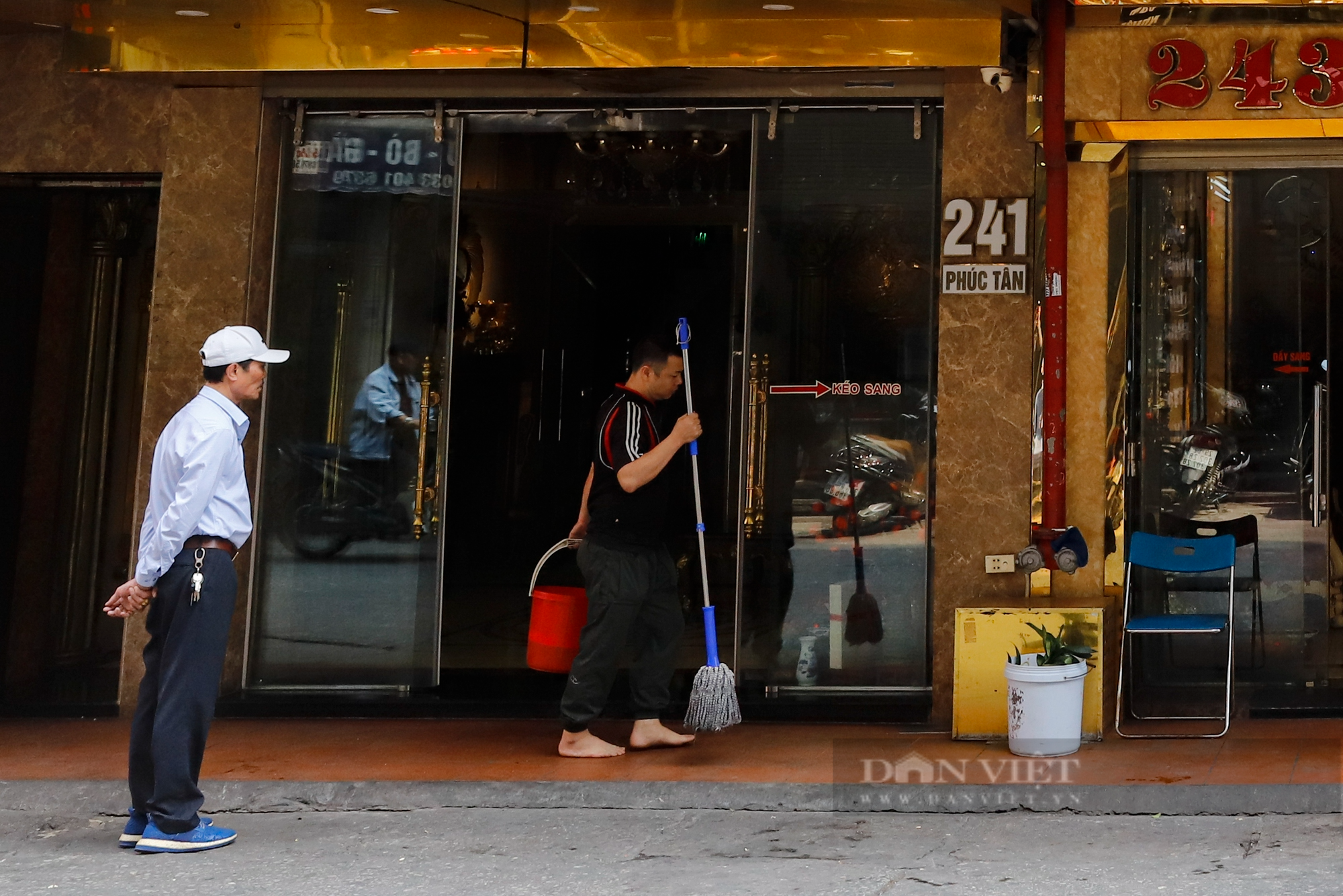 Ngừng kinh doanh quá lâu, nhiều quán karaoke tại Hà Nội treo biển nhà hàng - Ảnh 5.