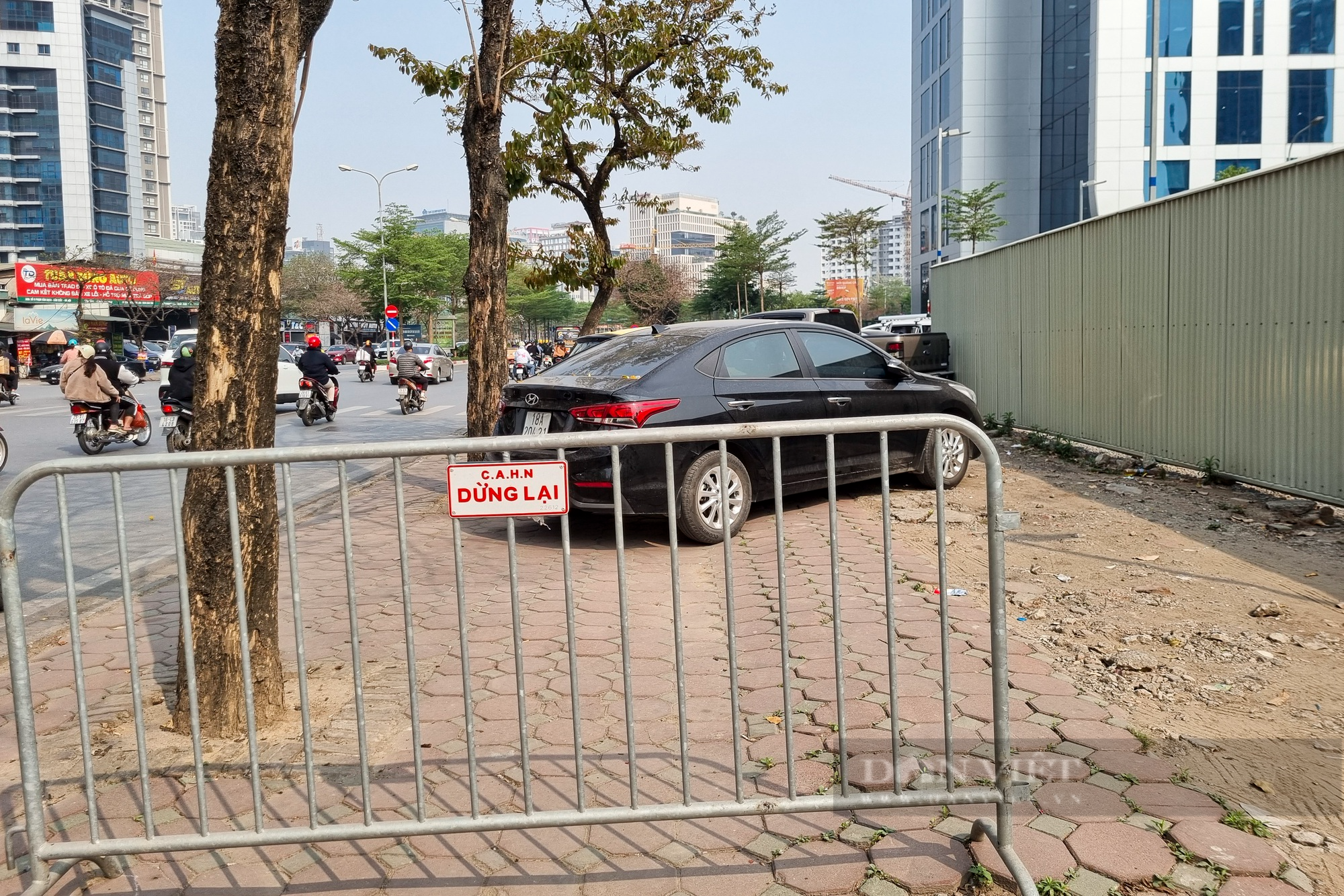 Ôtô đỗ kín vỉa hè khu vực xây dựng Đại sứ quán Mỹ mới tại Hà Nội và động thái từ chính quyền - Ảnh 4.