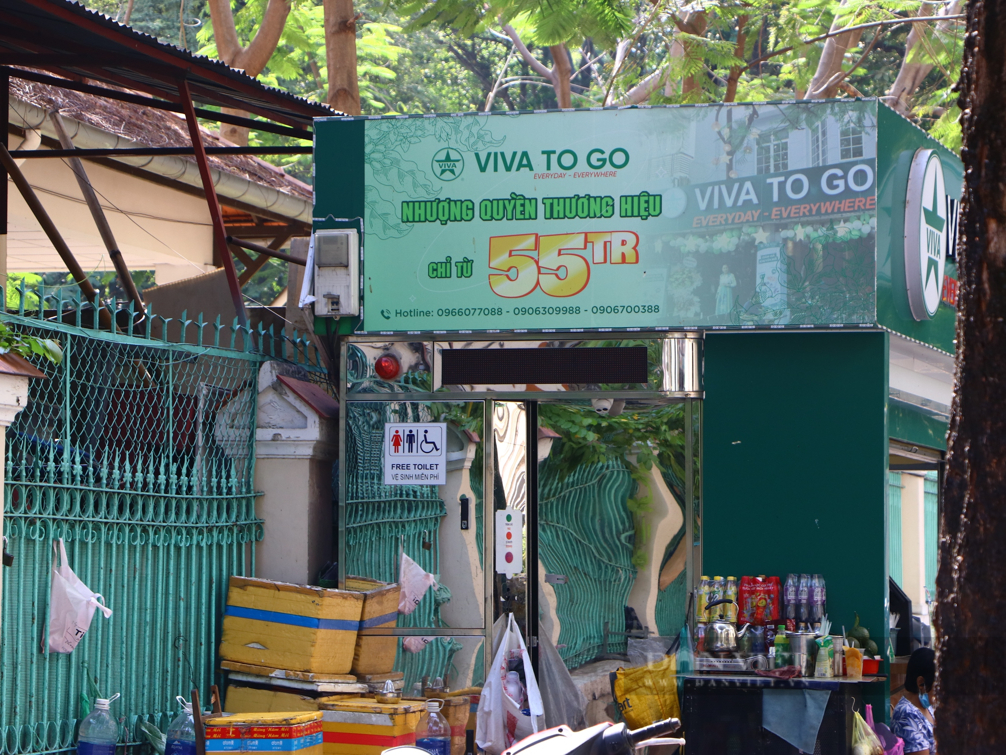 Nhà vệ sinh công cộng tại TP.HCM: Nơi hư hại khóa cửa, nơi “đắt khách” - Ảnh 4.