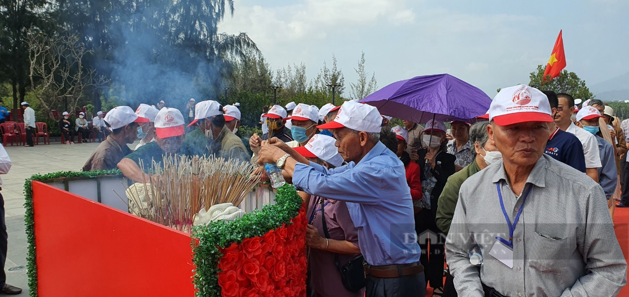 35 năm Gạc Ma: Gần 2.000 người đến dâng hương tưởng niệm các chiến sĩ đã hy sinh - Ảnh 3.