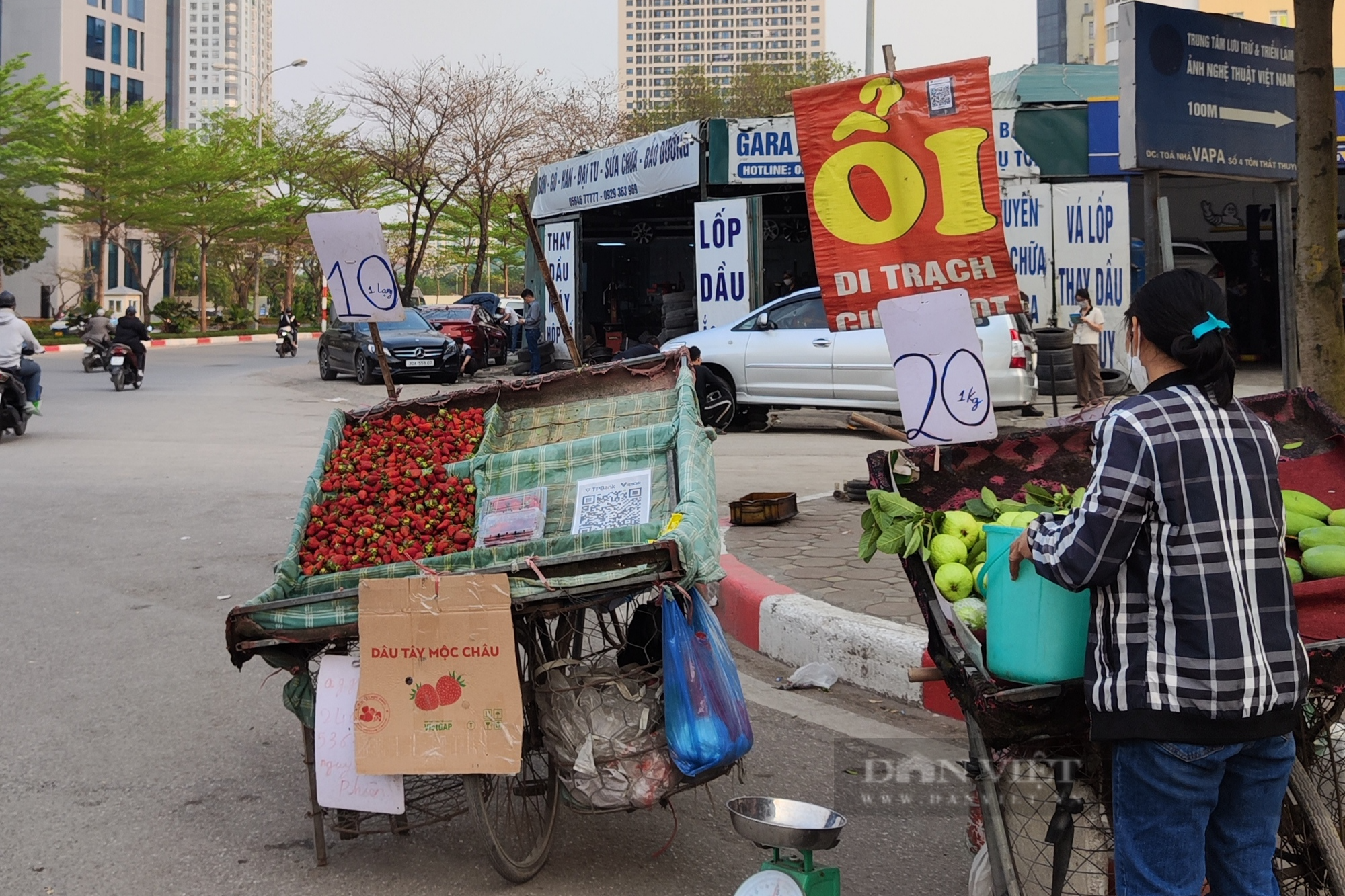 Dâu tây giá rẻ bán tràn lan ở vỉa hè Hà Nội - Ảnh 1.