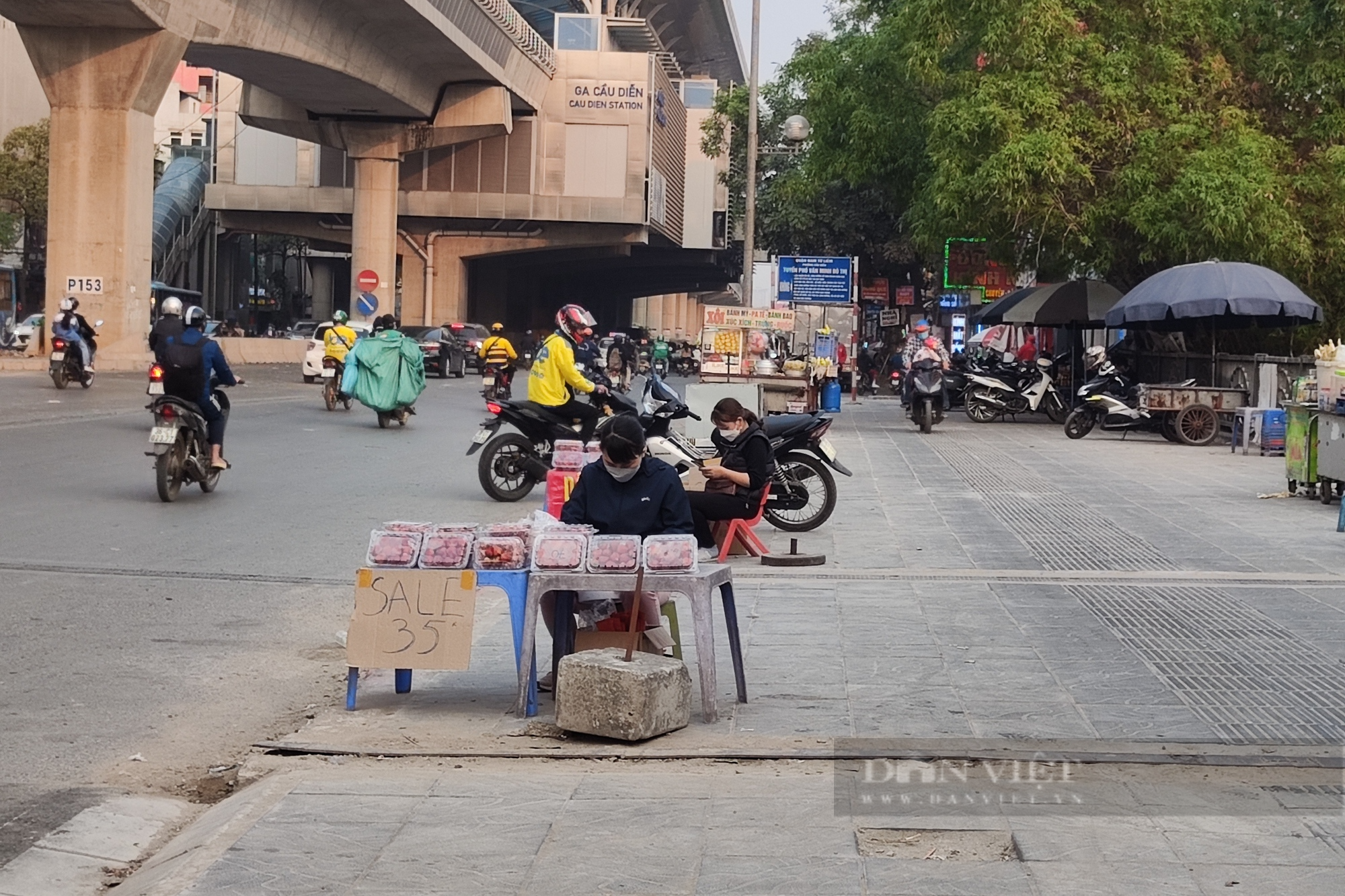 Dâu tây giá rẻ bán tràn lan ở vỉa hè Hà Nội - Ảnh 2.