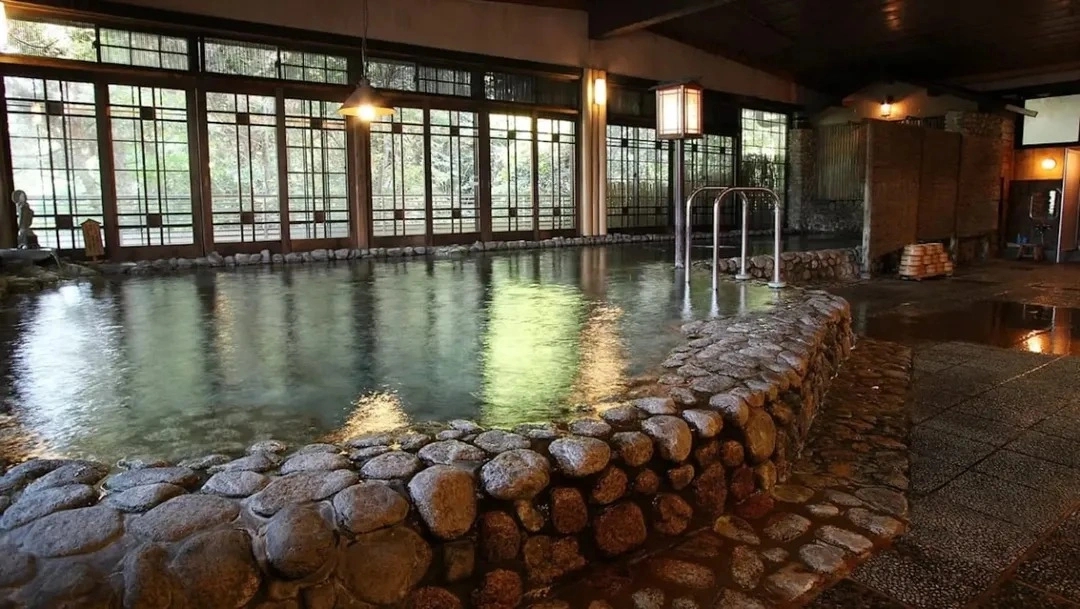 Chủ khách sạn ở Nhật tự sát sau vụ khách &quot;tố&quot; nửa năm mới thay nước bồn tắm - Ảnh 1.