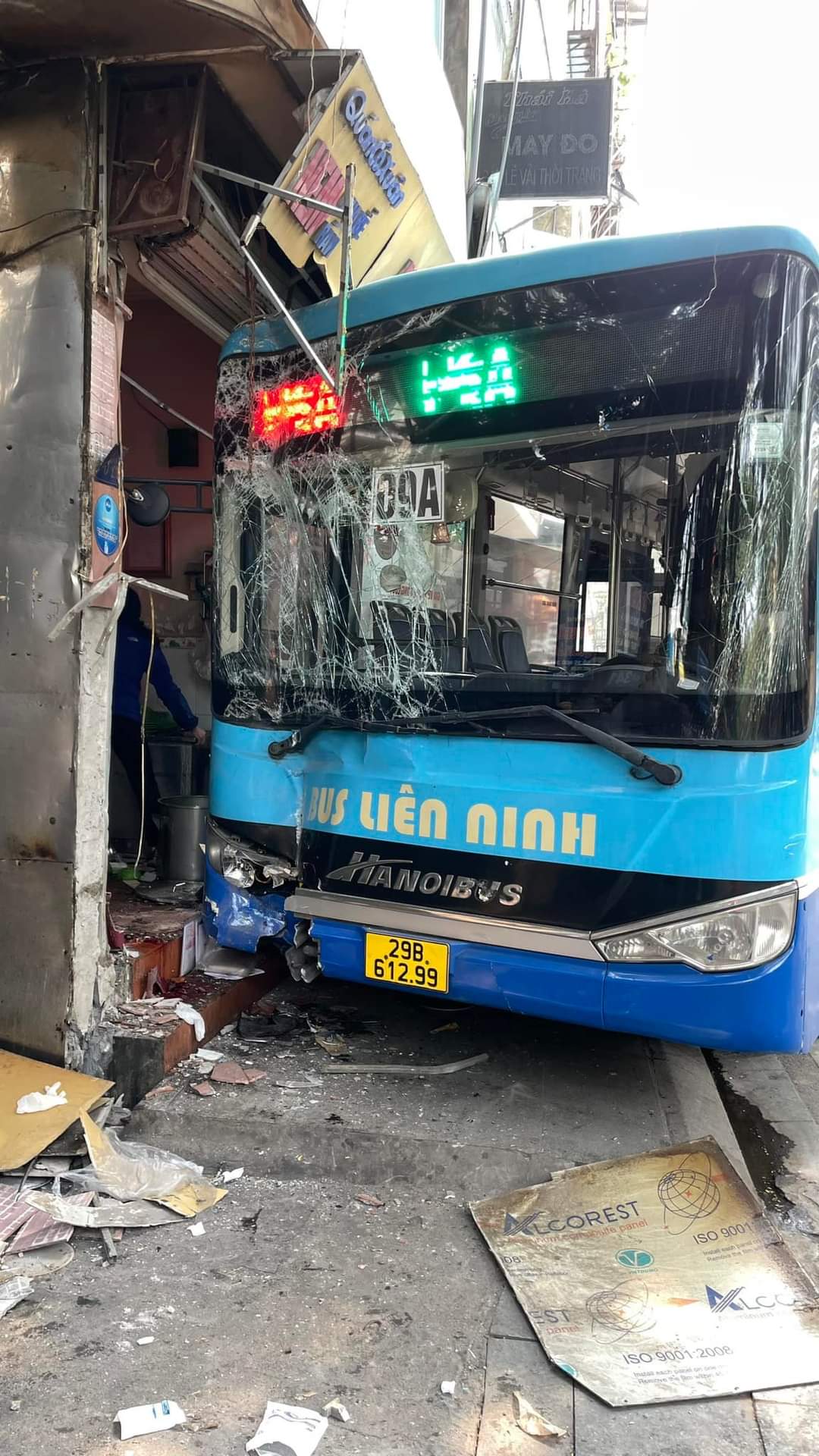 Xe buýt đâm vào quán ăn khiến 2 người bị thương ở Hà Nội - Ảnh 1.