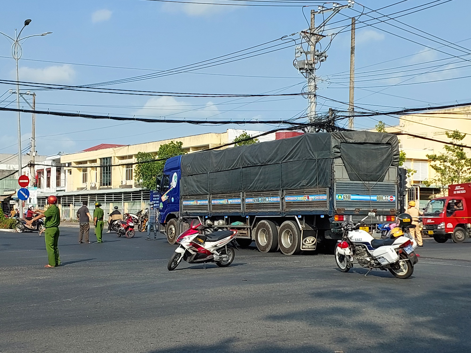 Cà Mau: Xe tải va chạm xe máy 2 người tử vong tại chỗ - Ảnh 1.