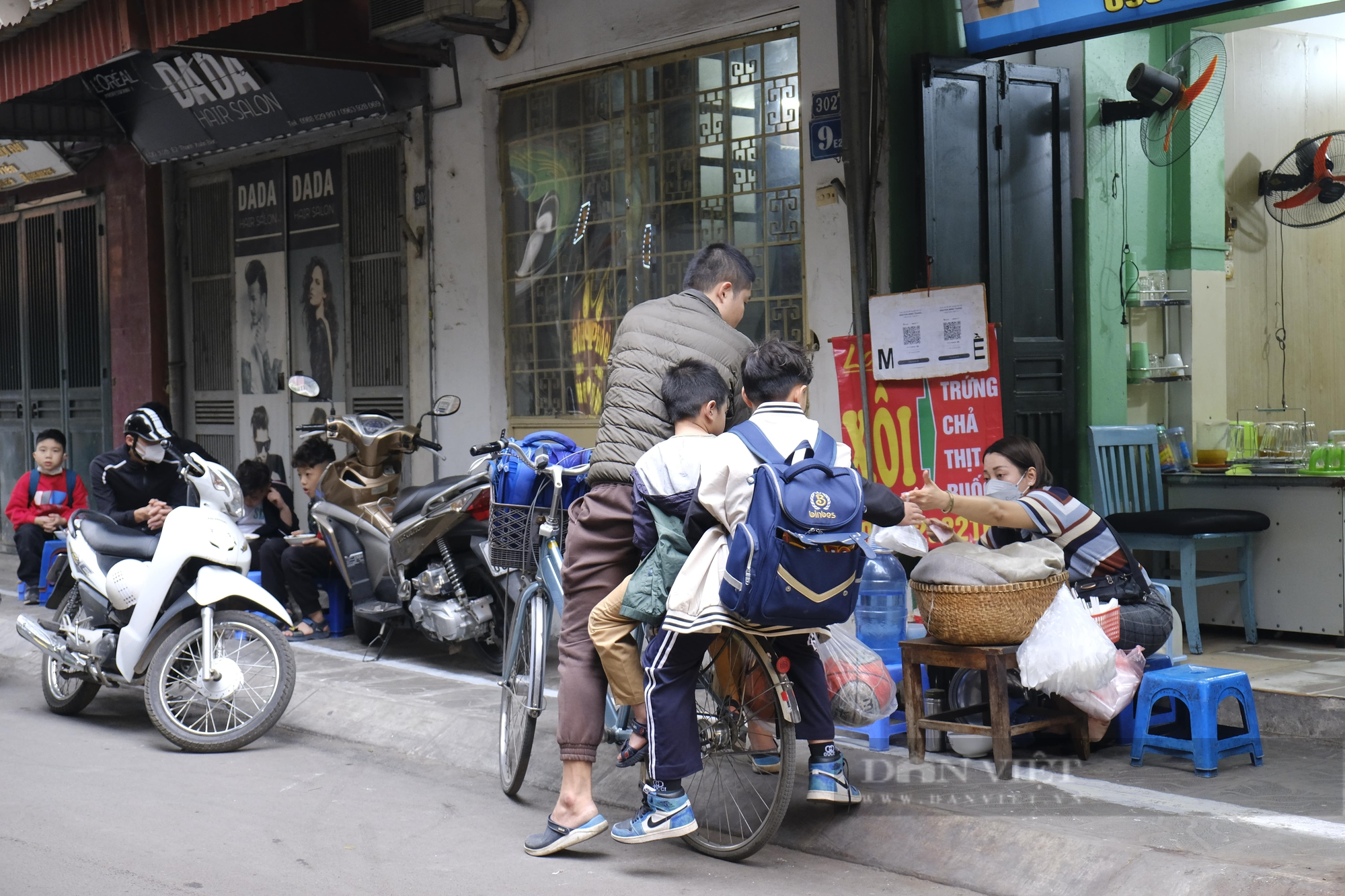 Quận Thanh Xuân: Những vạch sơn màu trắng &quot;kỳ lạ&quot; xuất hiện trên vỉa hè - Ảnh 2.