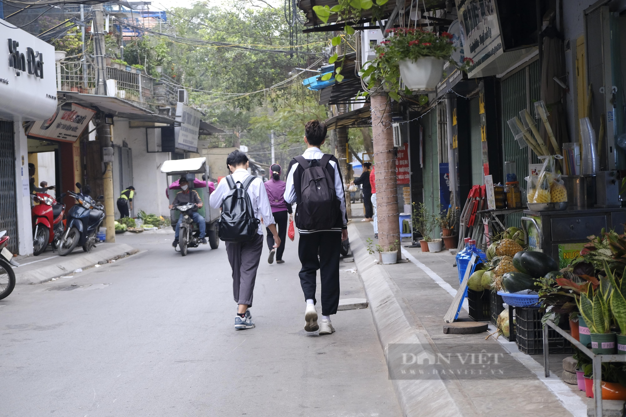 Quận Thanh Xuân: Những vạch sơn màu trắng &quot;kỳ lạ&quot; xuất hiện trên vỉa hè - Ảnh 3.