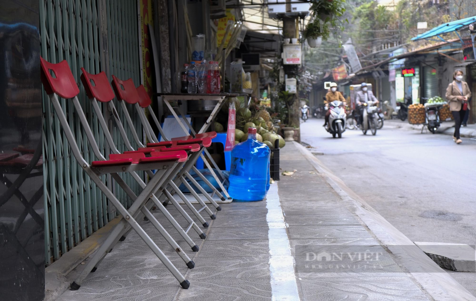 Quận Thanh Xuân: Những vạch sơn màu trắng &quot;kỳ lạ&quot; xuất hiện trên vỉa hè - Ảnh 6.