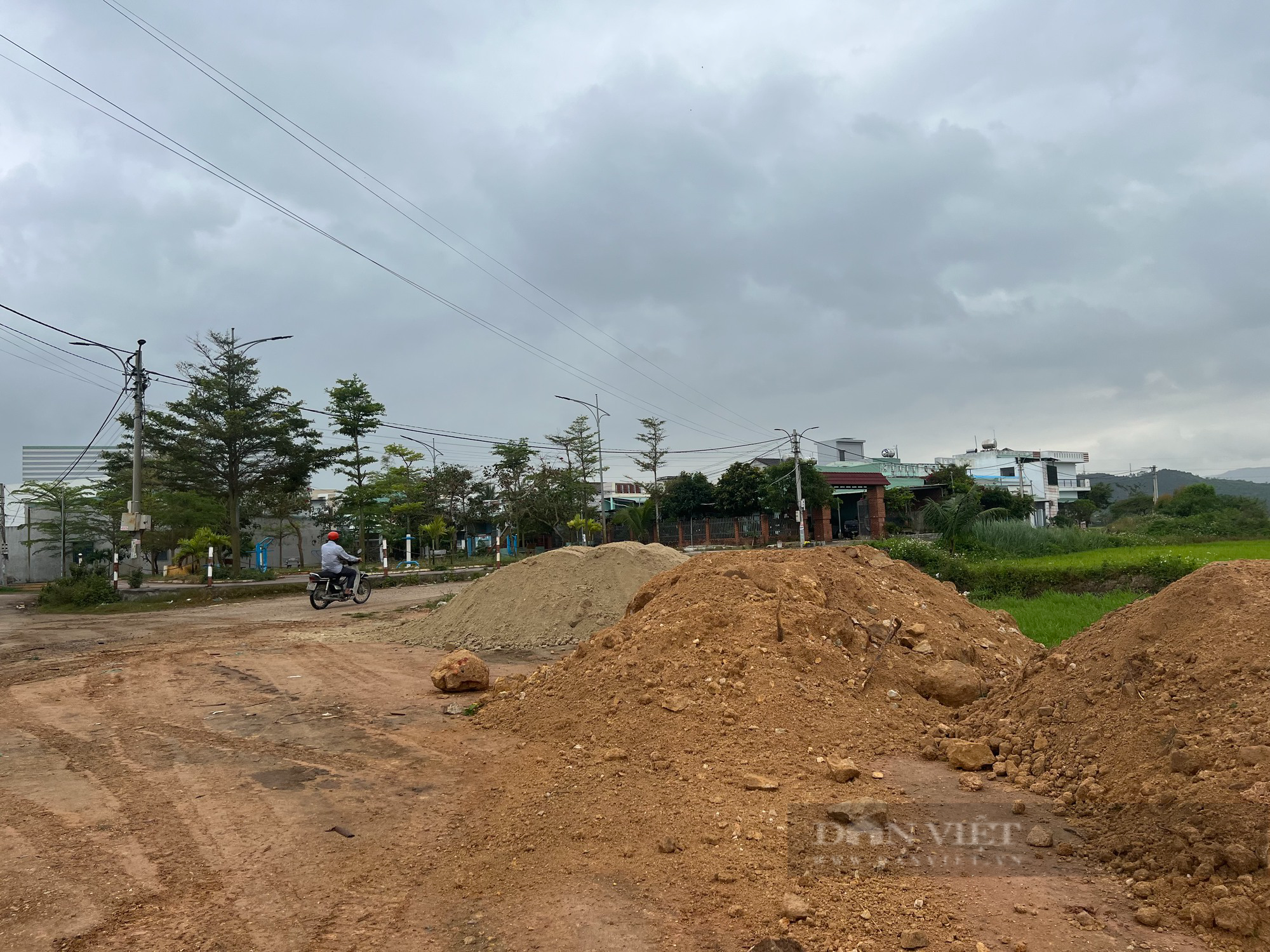 &quot;Bất thường nguồn đất san lấp dự án Nhà nước hơn 14 tỷ đồng&quot;: Đình chỉ thi công, &quot;bốc&quot; bỏ đất kém chất lượng - Ảnh 5.