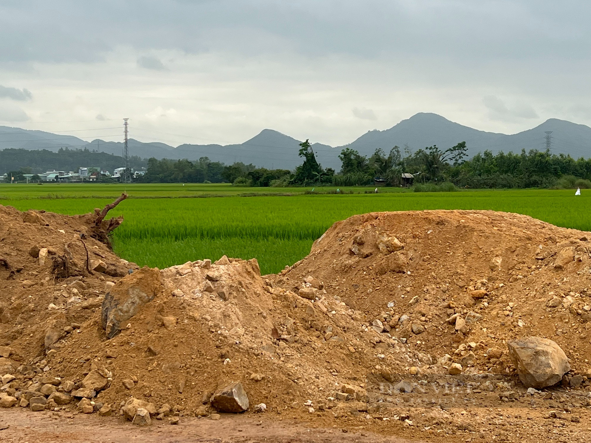 &quot;Bất thường nguồn đất san lấp dự án Nhà nước hơn 14 tỷ đồng&quot;: Đình chỉ thi công, &quot;bốc&quot; bỏ đất kém chất lượng - Ảnh 6.