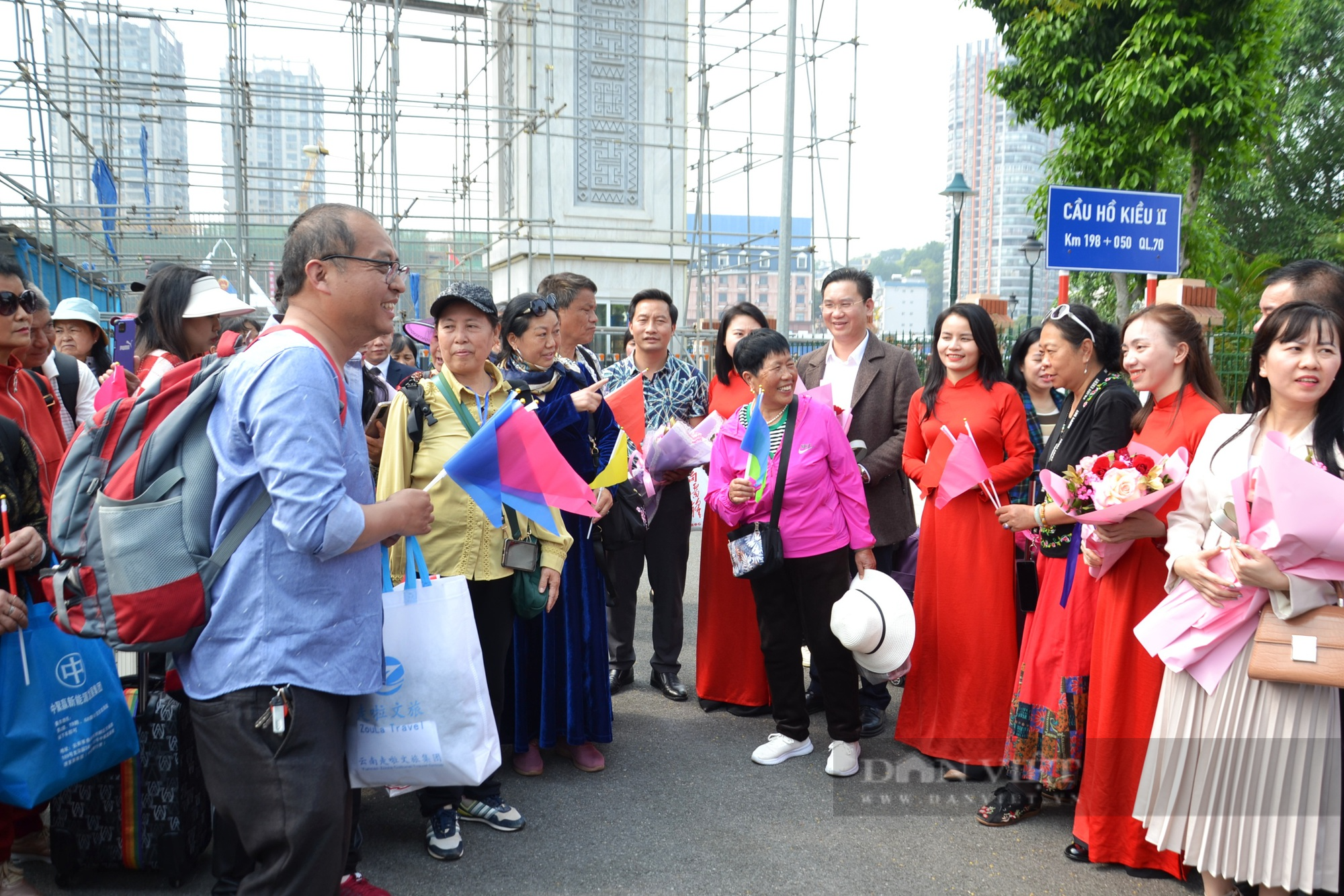 Những du khách Trung Quốc đầu tiên nhập cảnh qua Cửa khẩu Quốc tế  Lào Cai - Ảnh 2.
