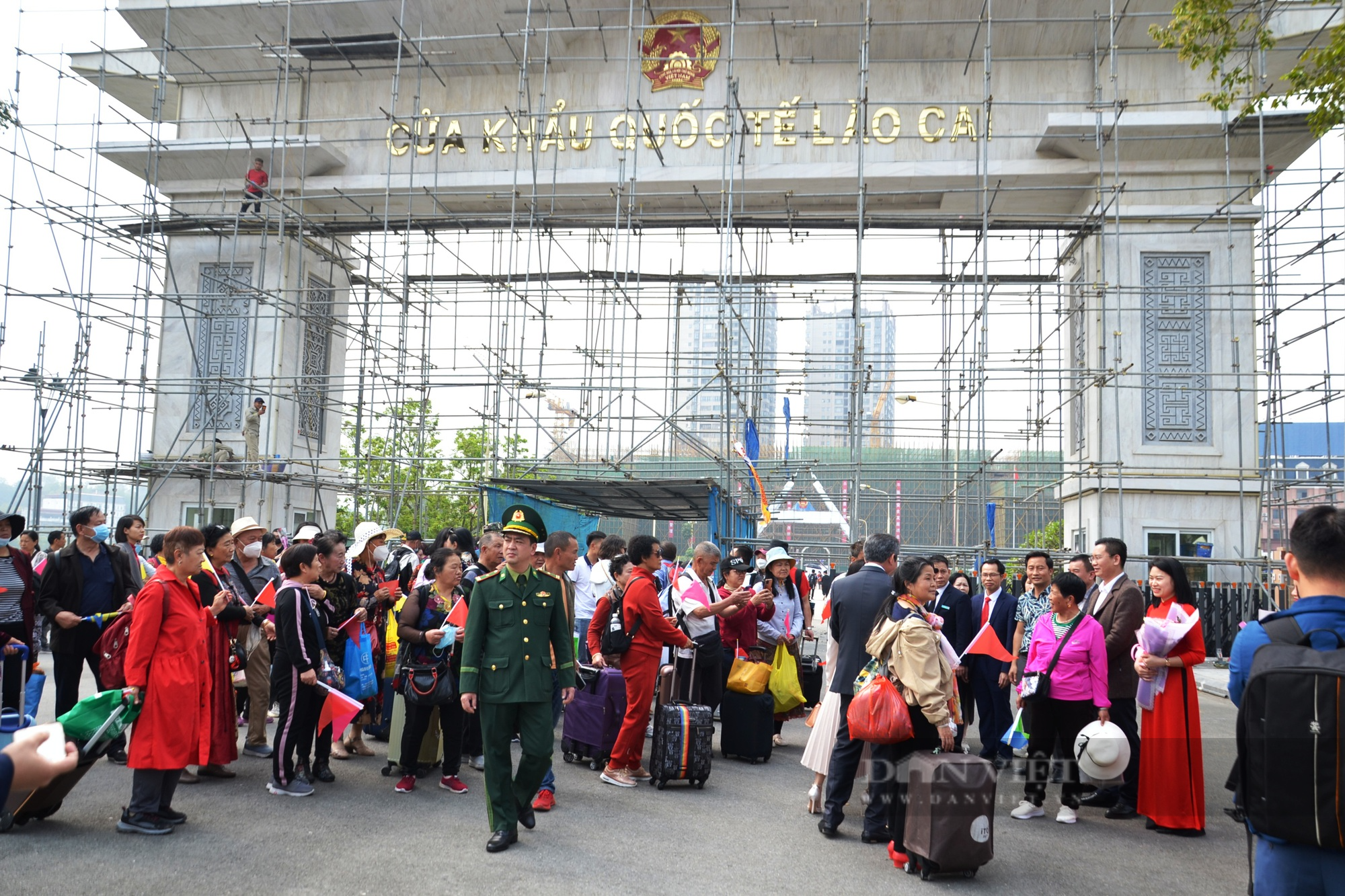 Những du khách Trung Quốc đầu tiên nhập cảnh qua Cửa khẩu Quốc tế  Lào Cai - Ảnh 4.