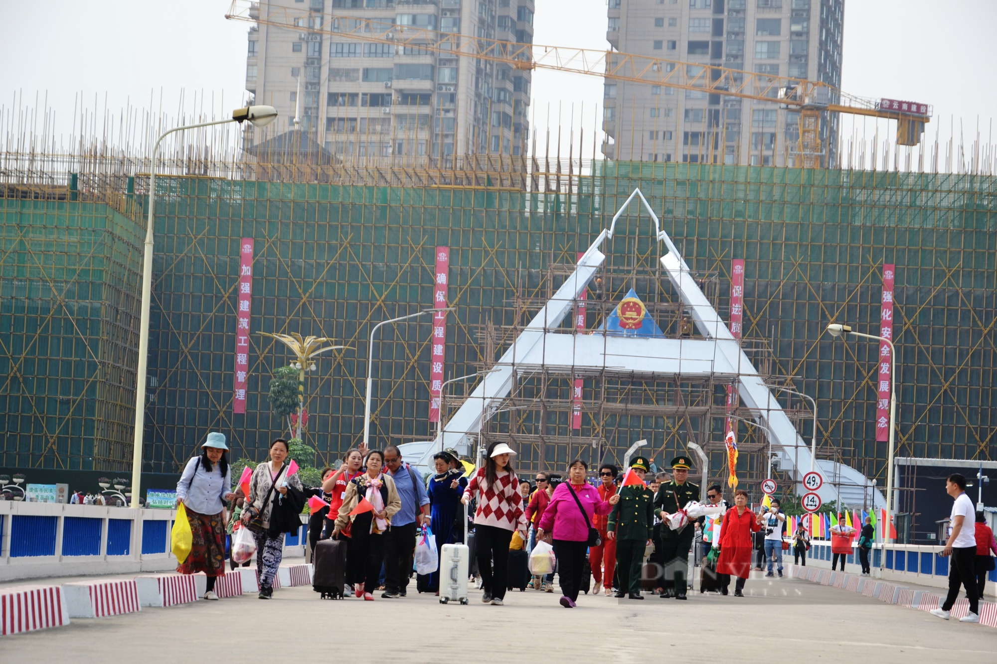 Những du khách Trung Quốc đầu tiên nhập cảnh qua Cửa khẩu Quốc tế  Lào Cai - Ảnh 6.