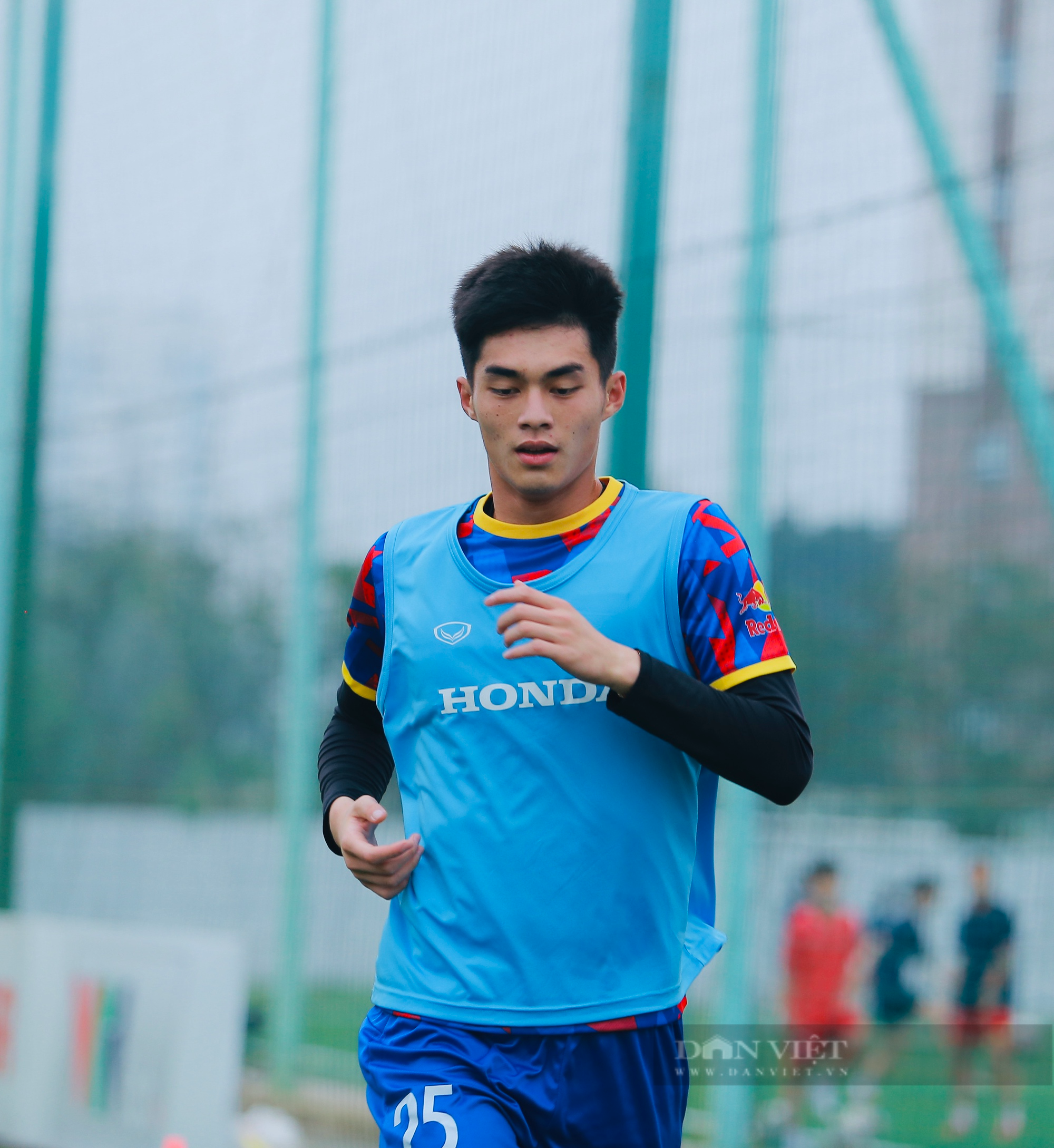 HLV Hoàng Anh Tuấn bất ngờ xuất hiện trong buổi tập của U23 Việt Nam - Ảnh 6.