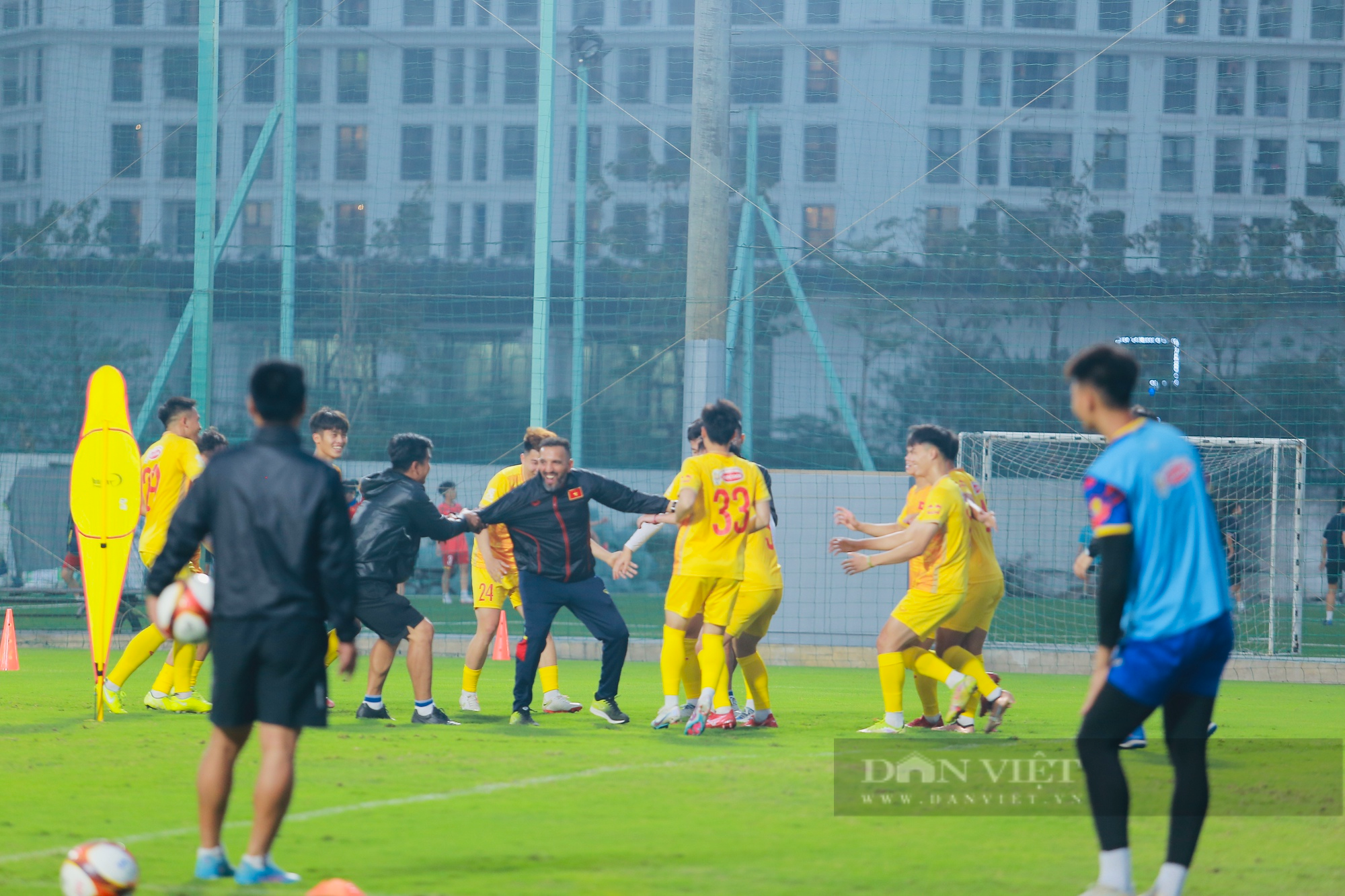 HLV Hoàng Anh Tuấn bất ngờ xuất hiện trong buổi tập của U23 Việt Nam - Ảnh 9.