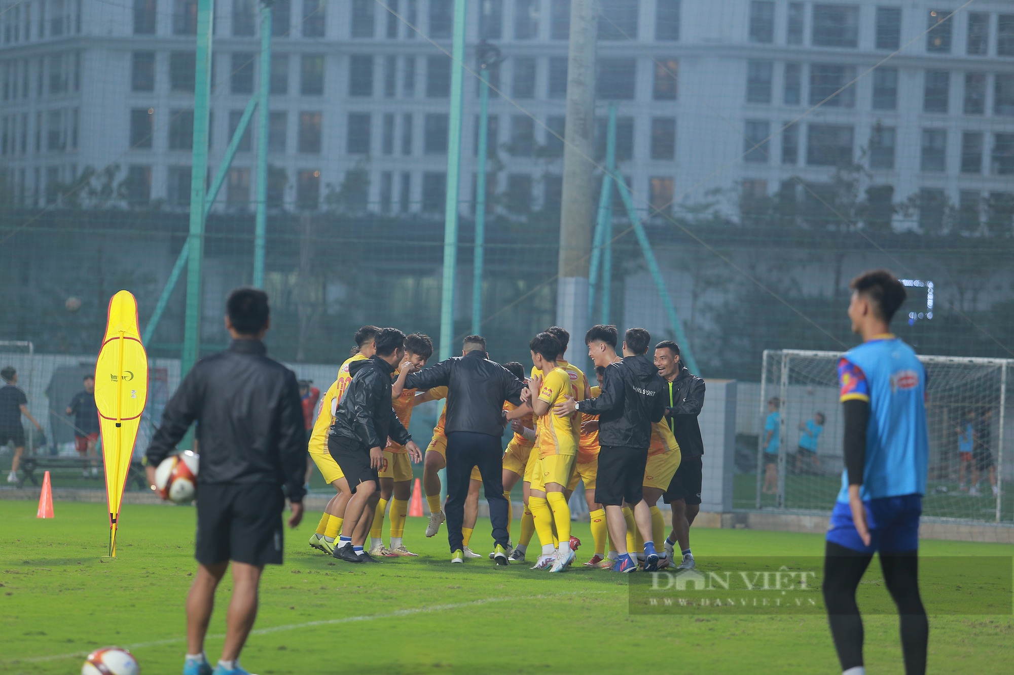 HLV Hoàng Anh Tuấn bất ngờ xuất hiện trong buổi tập của U23 Việt Nam - Ảnh 10.