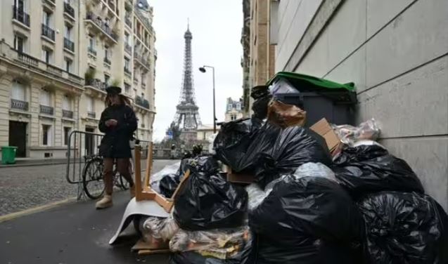 Đình công kéo dài, Paris &quot;chìm trong rác&quot;, đối mặt với nguy cơ bệnh dịch  - Ảnh 1.