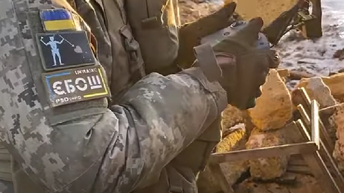 Video: Đặc nhiệm Ukraine tấn công lính thủy đánh bộ Nga trong chiến hào - Ảnh 1.
