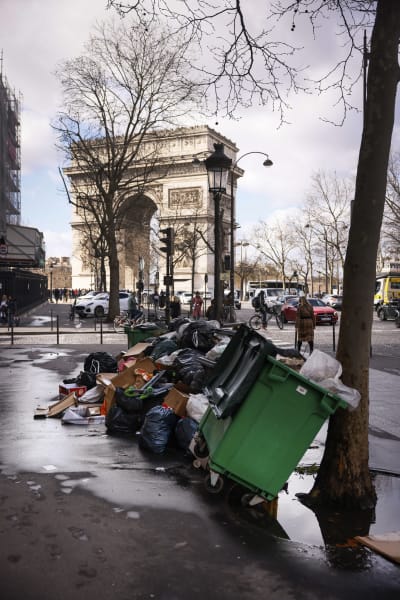 &quot;Kinh đô ánh sáng&quot; - Paris ngập trong rác khiến du khách nản lòng - Ảnh 2.