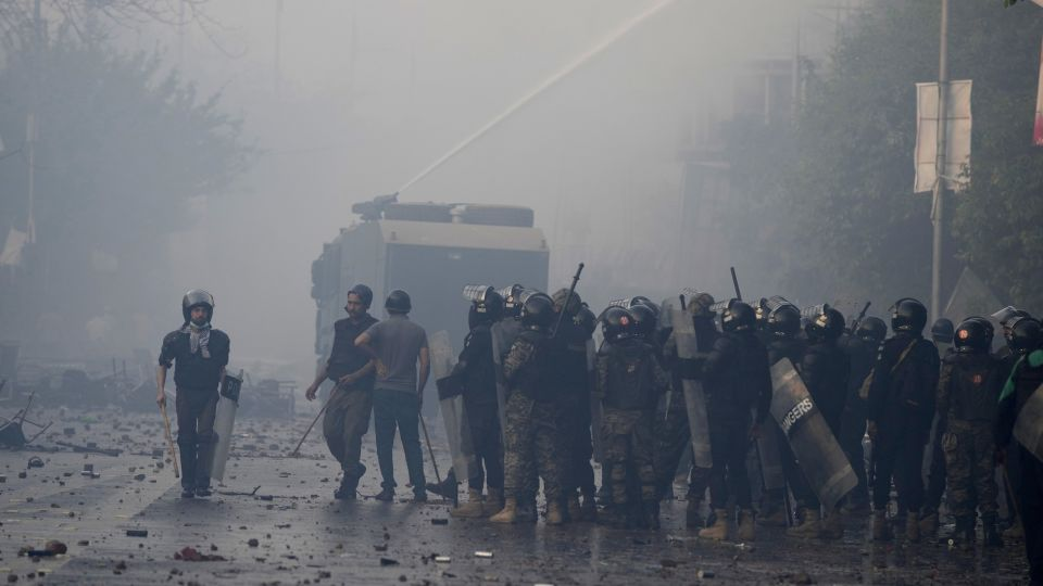 Cảnh sát Pakistan bắn hơi cay vào nhà của cựu thủ tướng Imran Khan sau cuộc đụng độ bạo lực - Ảnh 1.