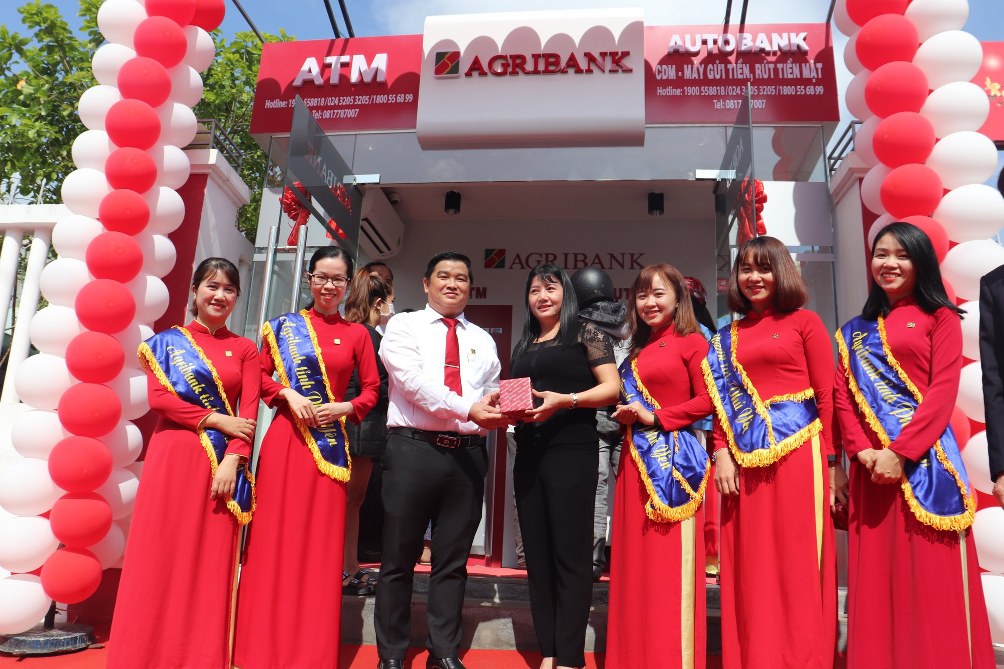 Agribank Phú Yên cung cấp dịch vụ ngân hàng hiện đại đến huyện miền núi Sông Hinh - Ảnh 2.