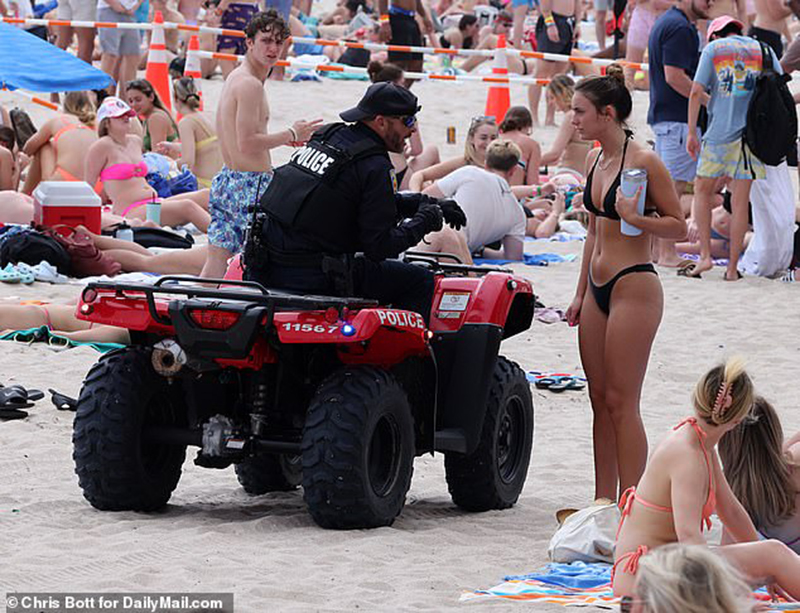 Du khách Mỹ đổ xô đi nghỉ xuân, các bãi biển Florida tràn ngập “chân dài bikini” và cảnh tiệc tùng - Ảnh 5.