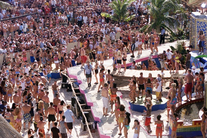 Du khách Mỹ đổ xô đi nghỉ xuân, các bãi biển Florida tràn ngập “chân dài bikini” và cảnh tiệc tùng - Ảnh 7.