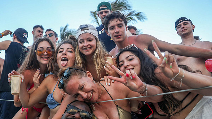 Du khách Mỹ đổ xô đi nghỉ xuân, các bãi biển Florida tràn ngập “chân dài bikini” và cảnh tiệc tùng - Ảnh 8.