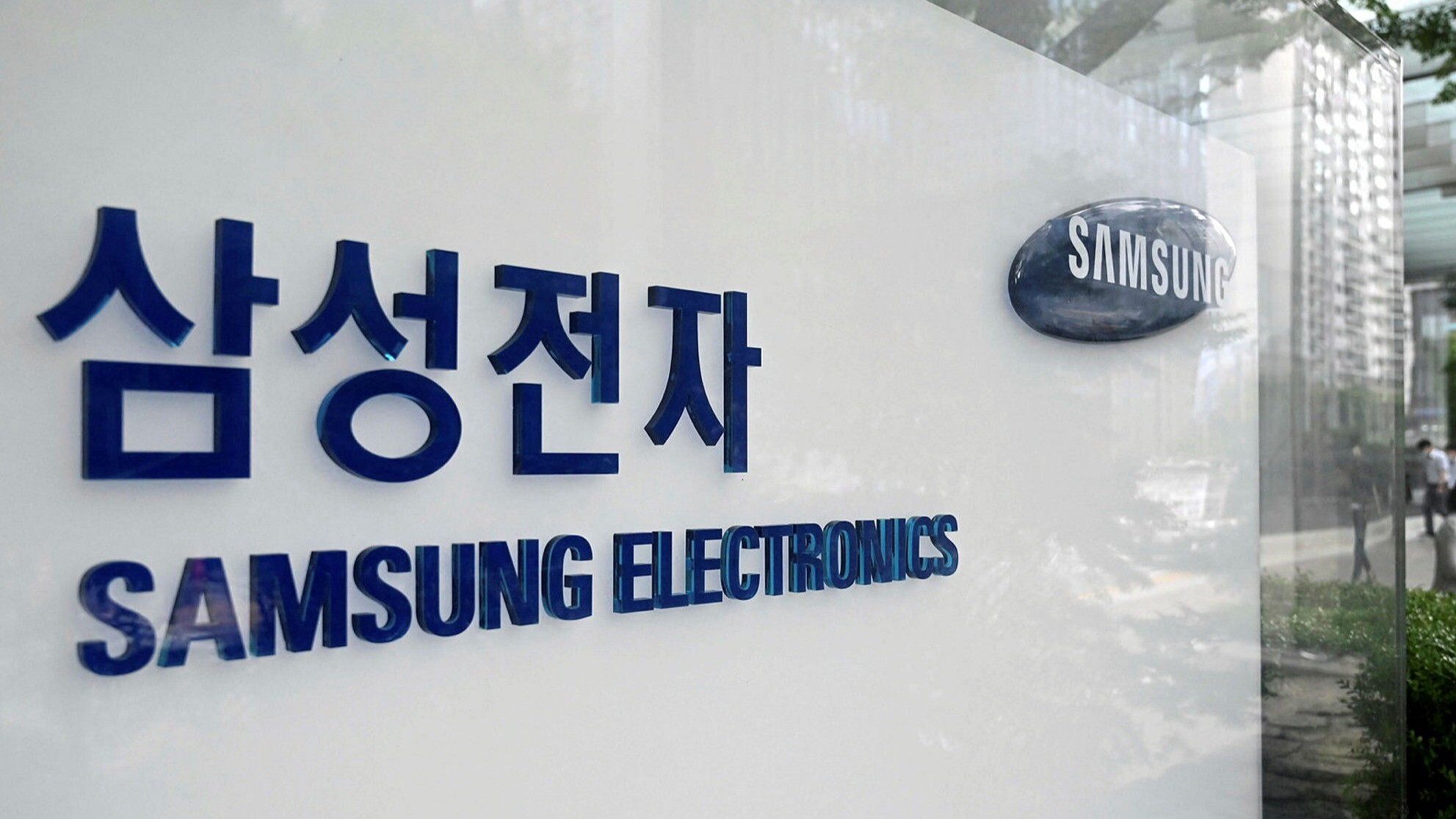 Động thái của Samsung, Hàn Quốc cho thấy rằng họ đang củng cố dây chuyền sản xuất chất bán dẫn trong nước để đảm bảo chuỗi cung ứng khi các quốc gia khác, bao gồm Mỹ, Đài Loan, Nhật Bản và Trung Quốc, đang cố gắng tăng cường sản xuất chip trong nước để bù đắp rủi ro cho sự gián đoạn chuỗi cung ứng toàn cầu do căng thẳng gia tăng giữa Mỹ và Trung Quốc. Ảnh: @AFP.
