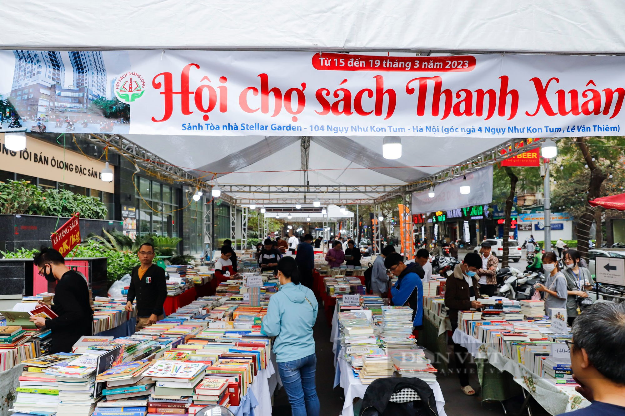 Người dân háo hức mua sách bán theo cân tại Hà Nội - Ảnh 1.
