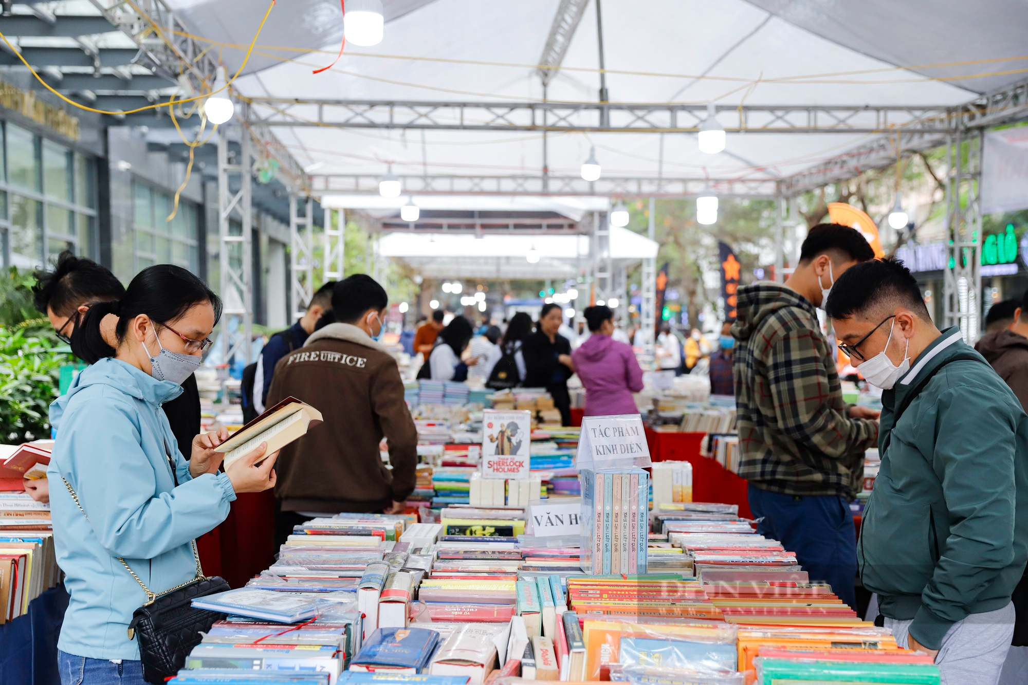 Người dân háo hức mua sách bán theo cân tại Hà Nội - Ảnh 2.